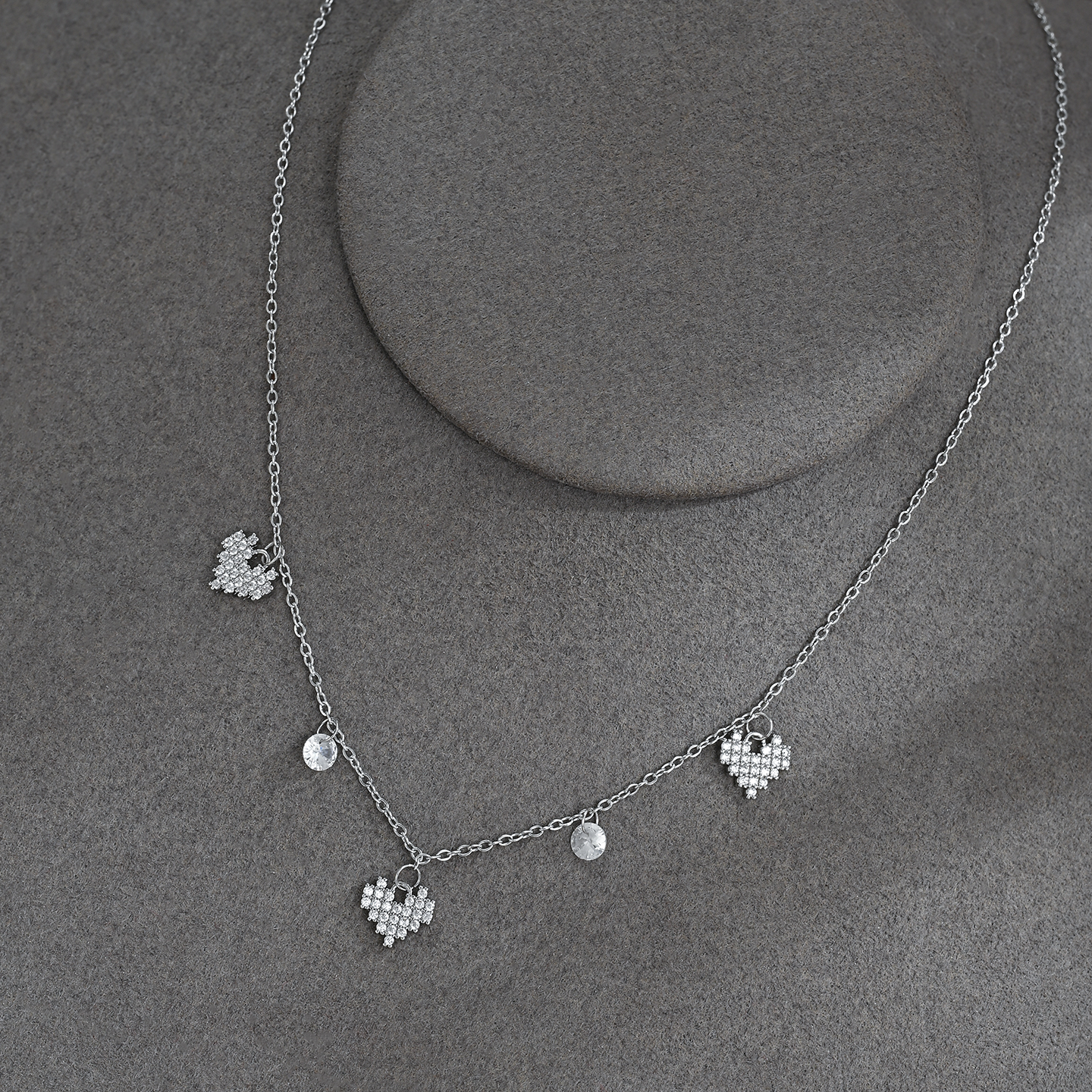 A fashionable, elegant, sweet heart-shaped necklace that is versatile for daily use Application Scenario