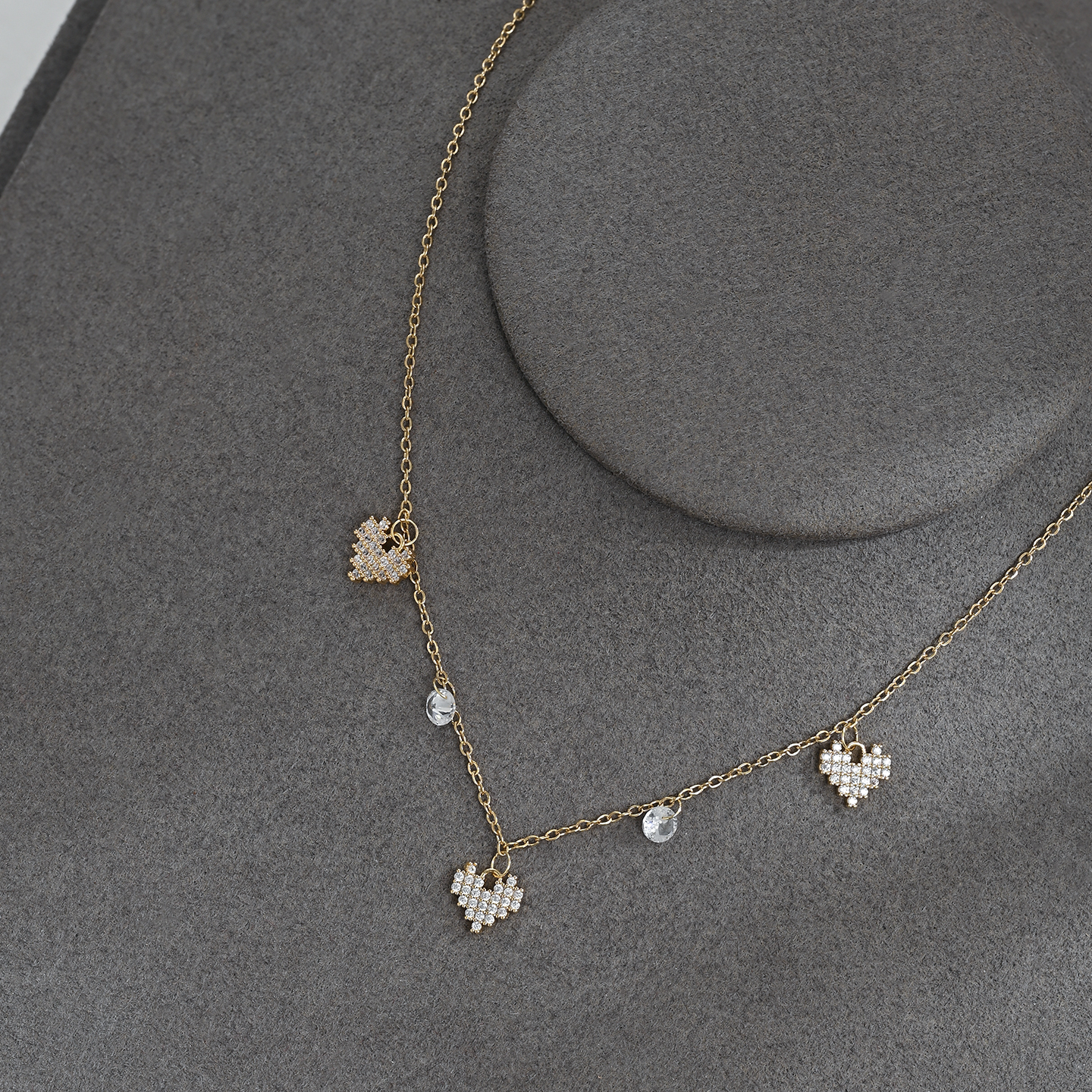 A fashionable, elegant, sweet heart-shaped necklace that is versatile for daily use Item Picture