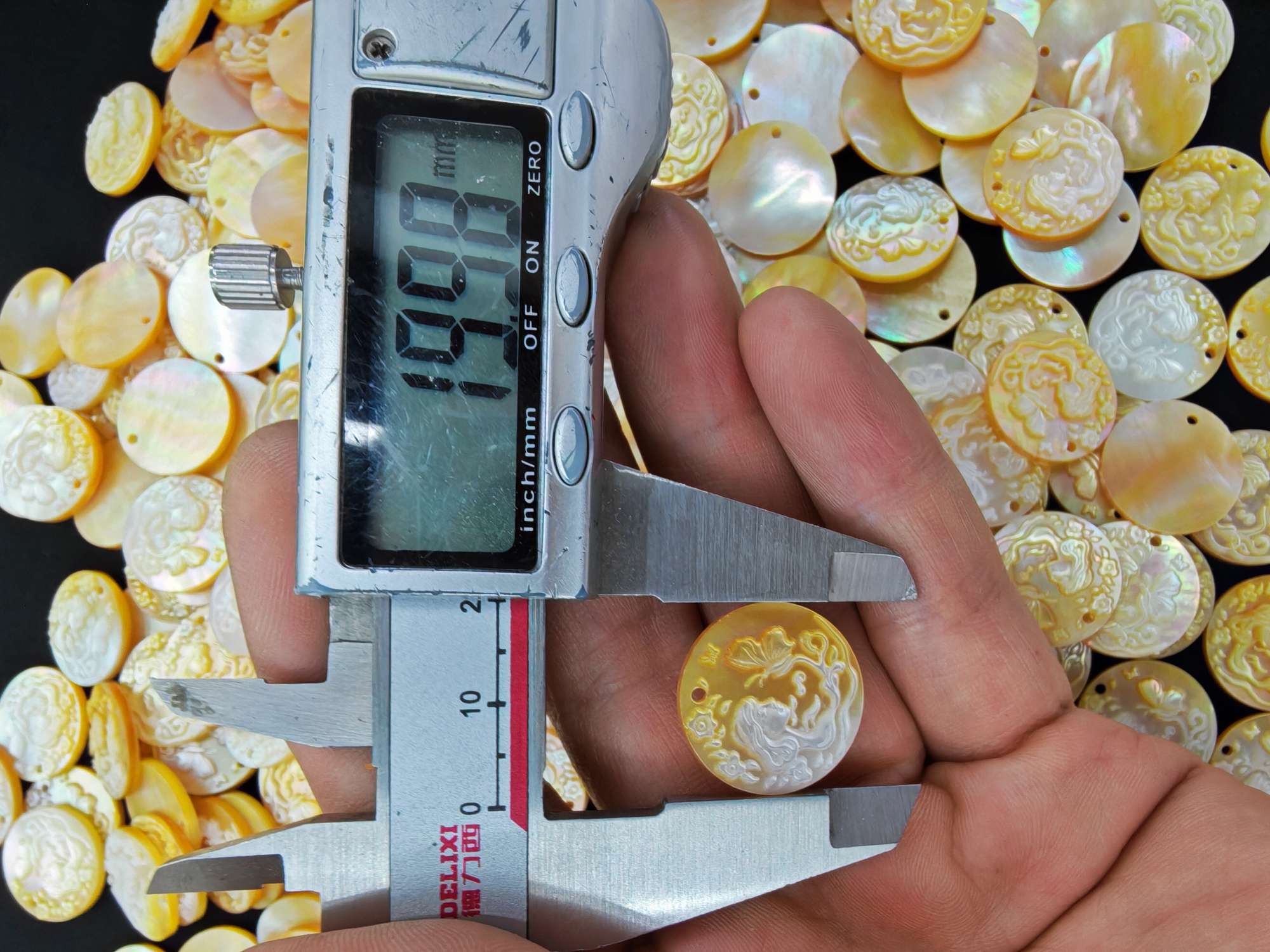 Natural shell yellow butterfly shell carving DIY carving accessories Bracelet accessories pendant necklace accessories Application Scenario