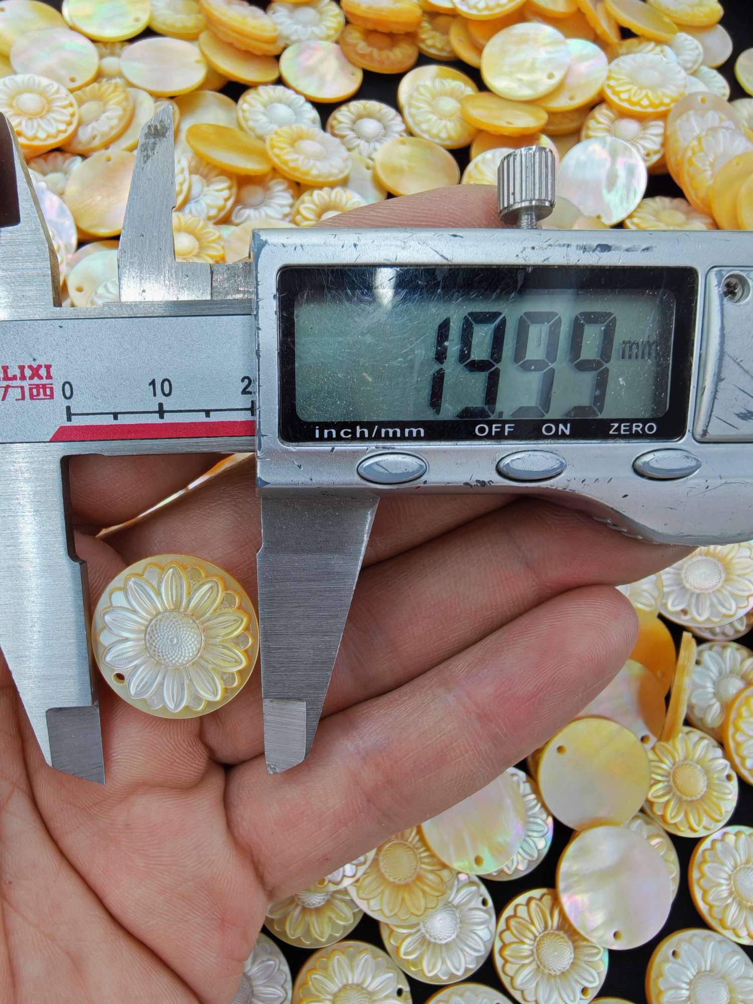 Natural shell yellow butterfly shell carving, sunflower carving, DIY carving accessories, bracelet accessories, pendant, necklace accessories Application Scenario