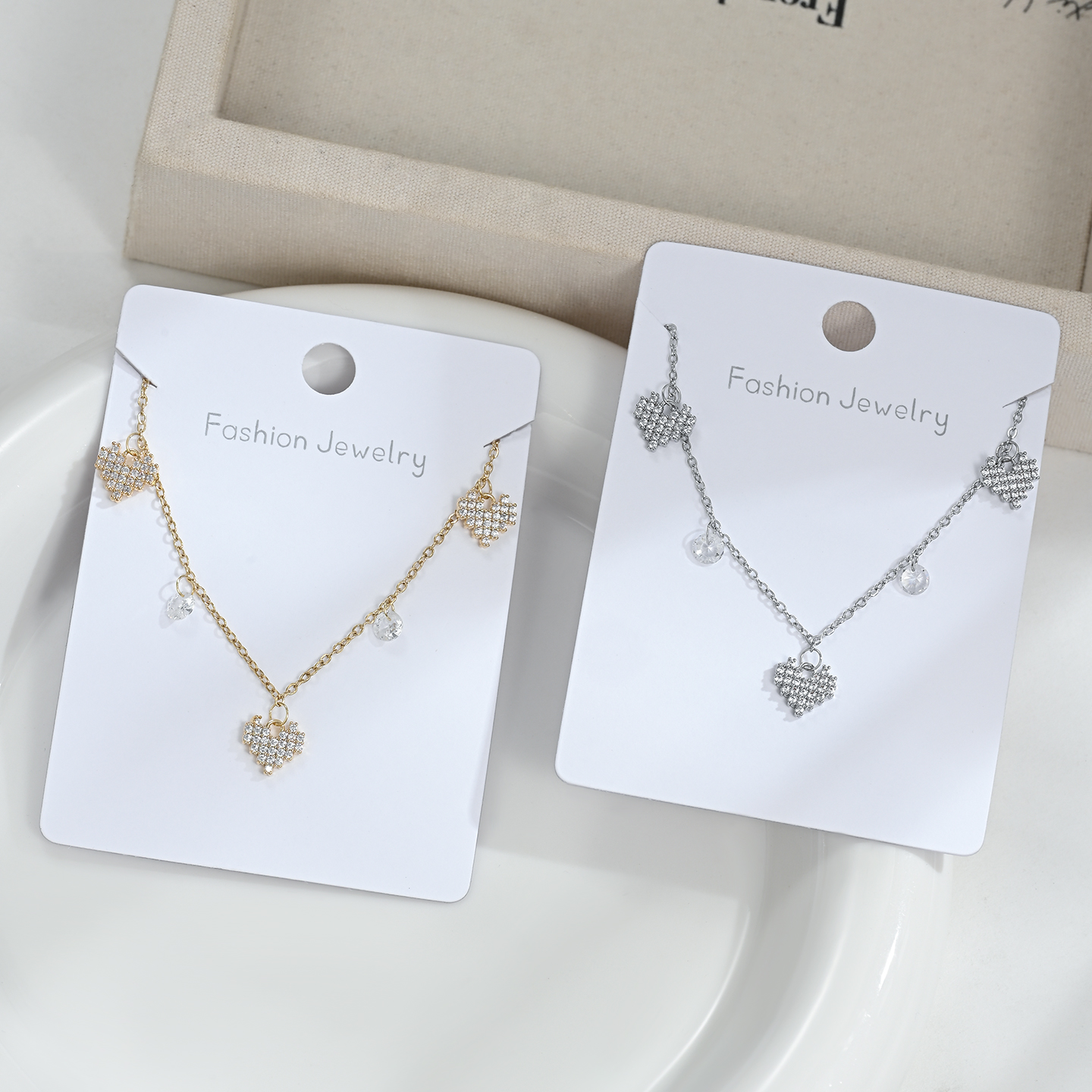 A fashionable, elegant, sweet heart-shaped necklace that is versatile for daily use