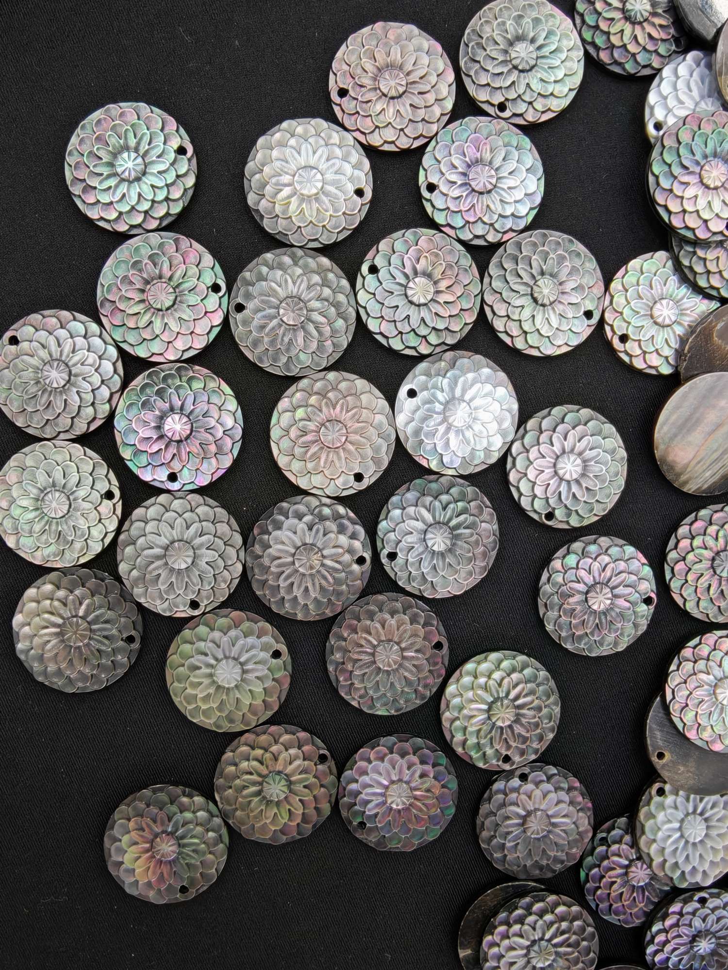 Natural shell black butterfly shell carving DIY carving sunflower carving accessories Bracelet accessories pendant necklace accessories