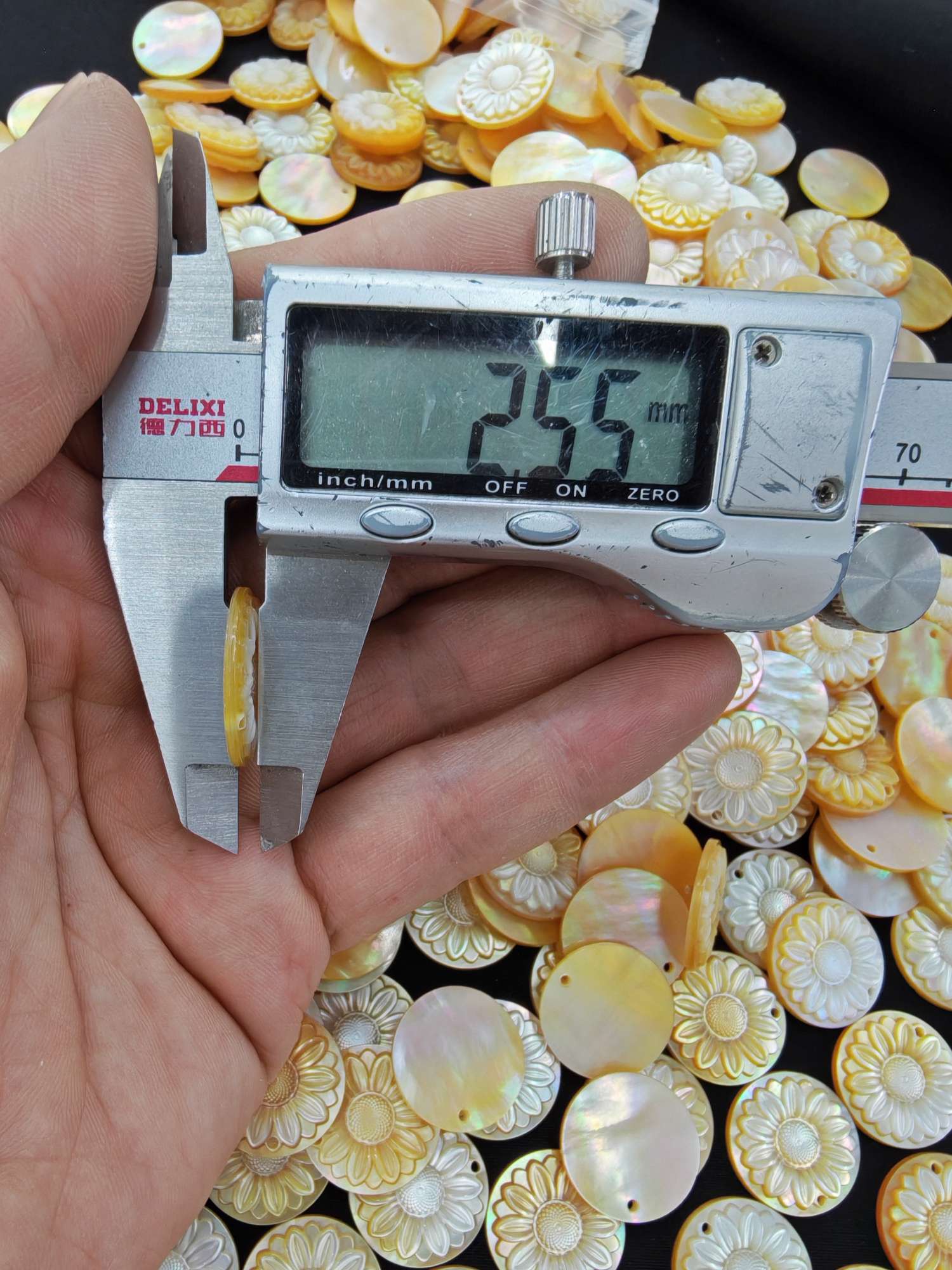 Natural shell yellow butterfly shell carving, sunflower carving, DIY carving accessories, bracelet accessories, pendant, necklace accessories Item Picture