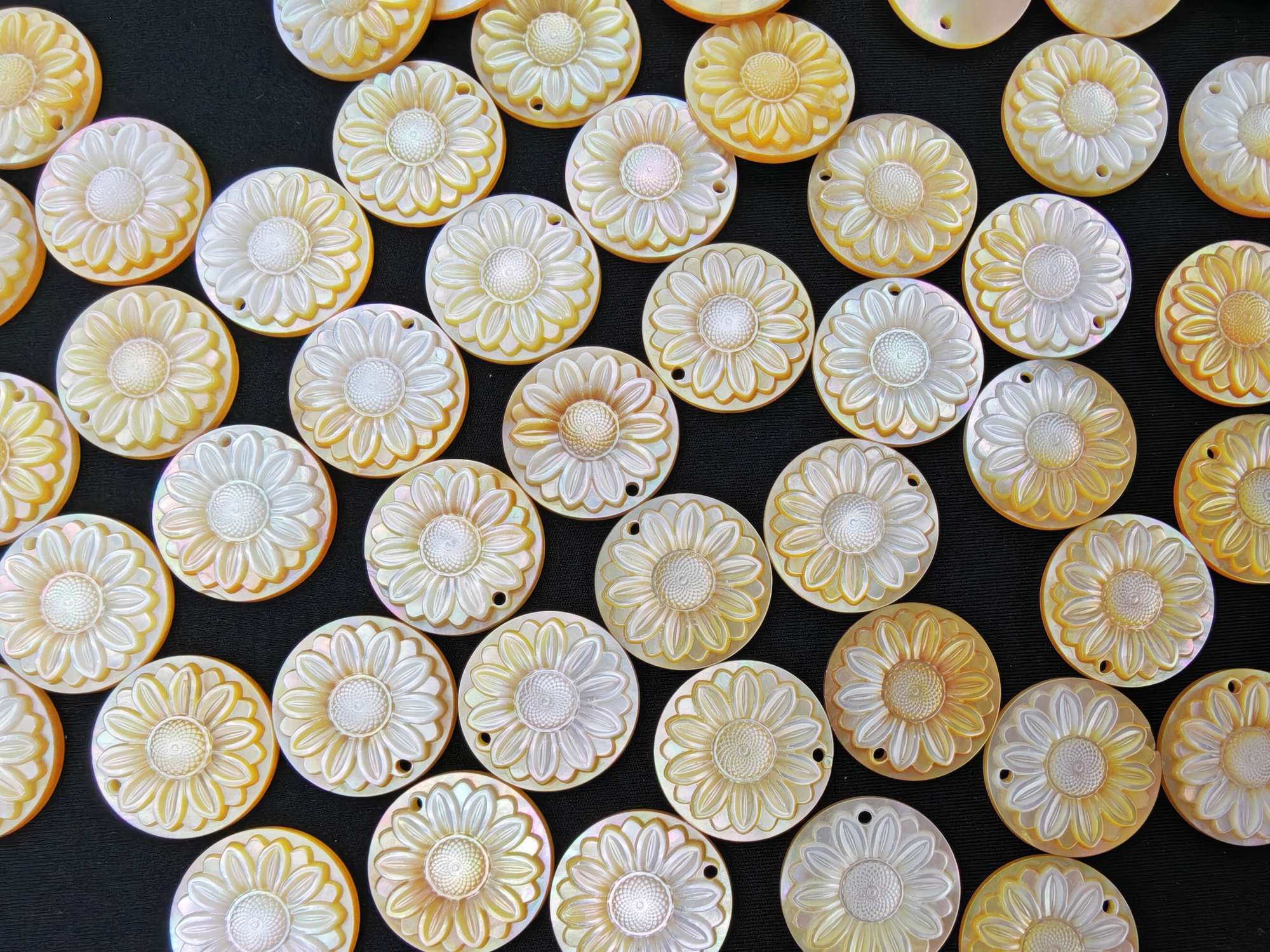 Natural shell yellow butterfly shell carving, sunflower carving, DIY carving accessories, bracelet accessories, pendant, necklace accessories