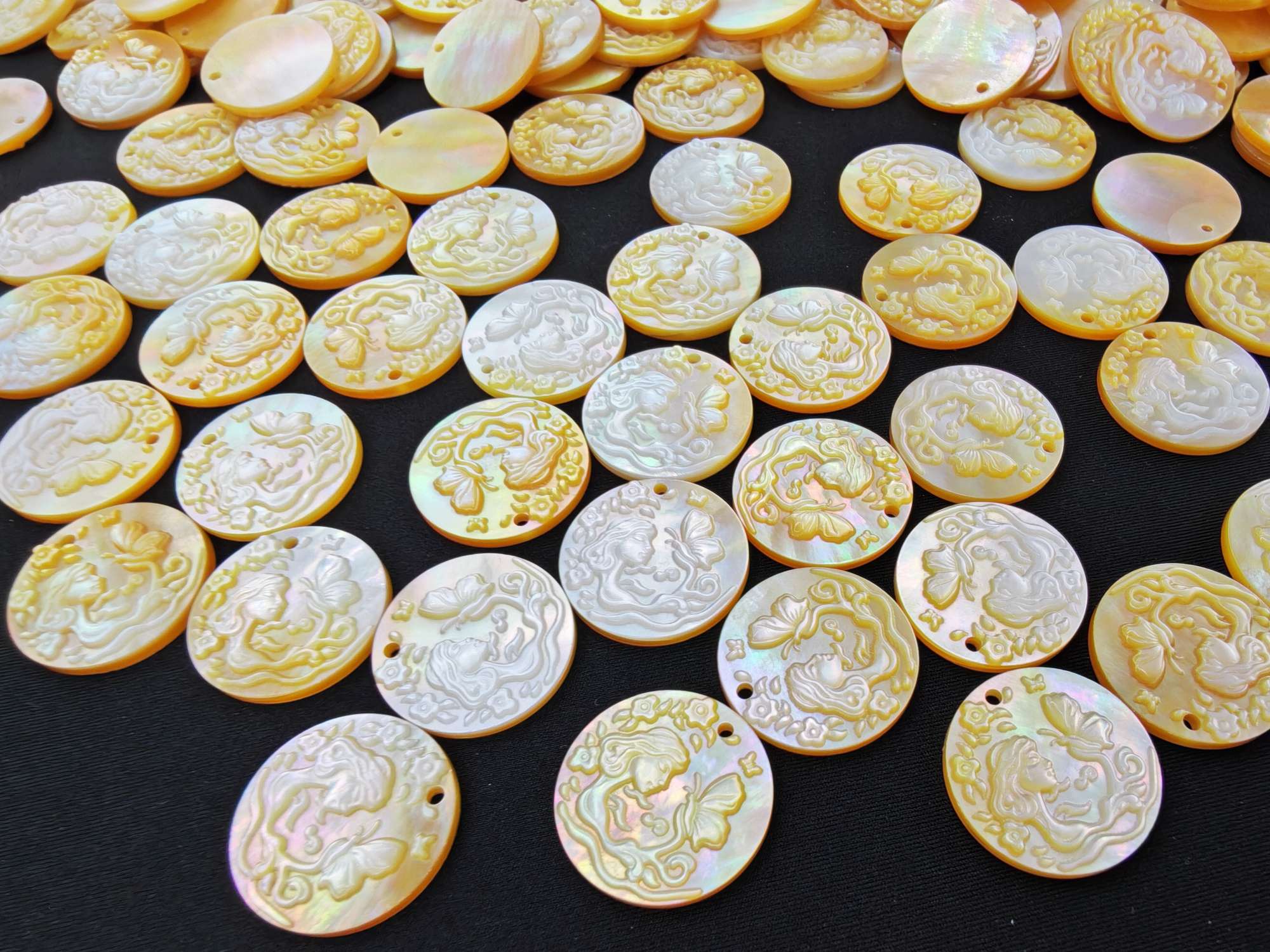 Natural shell yellow butterfly shell carving DIY carving accessories Bracelet accessories pendant necklace accessories details Picture
