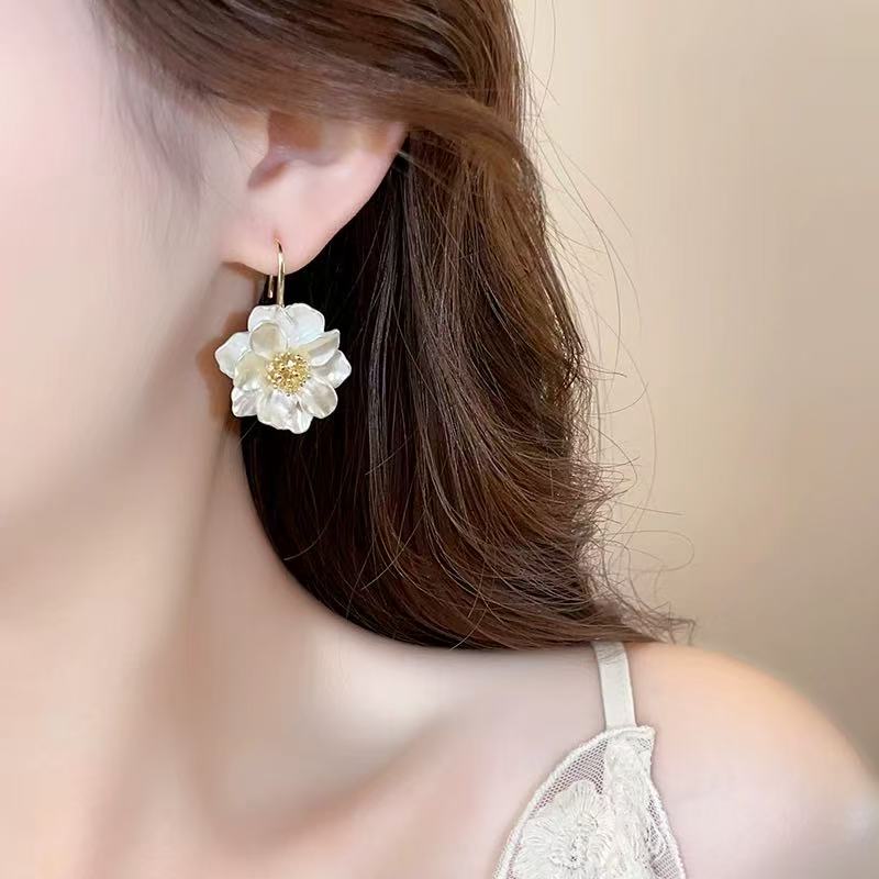 The new, niche, unique and sweet Daisy stud earrings are versatile for daily use details Picture
