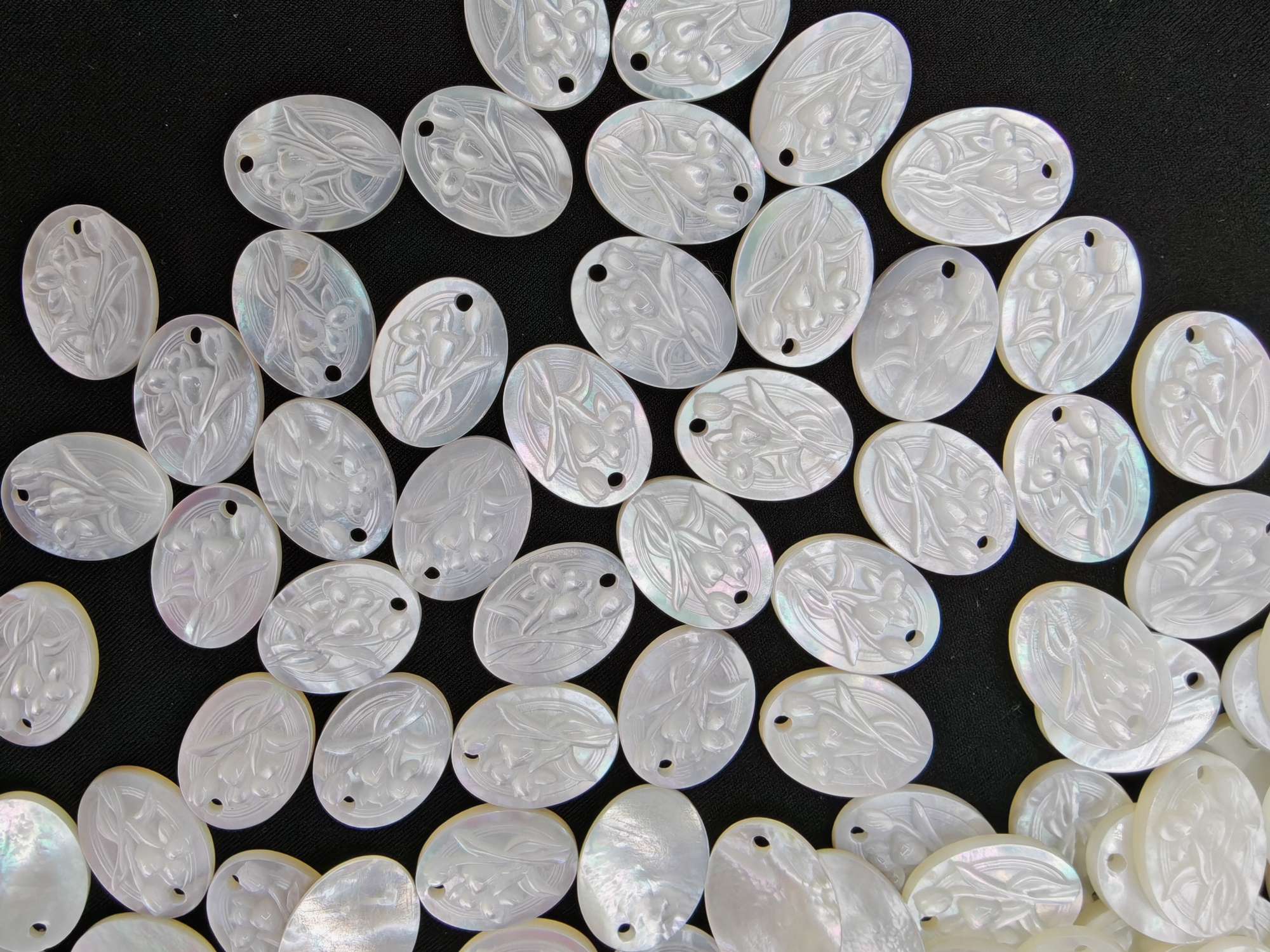Natural shell white butterfly shell carving DIY carving accessories Bracelet accessories pendant necklace accessories