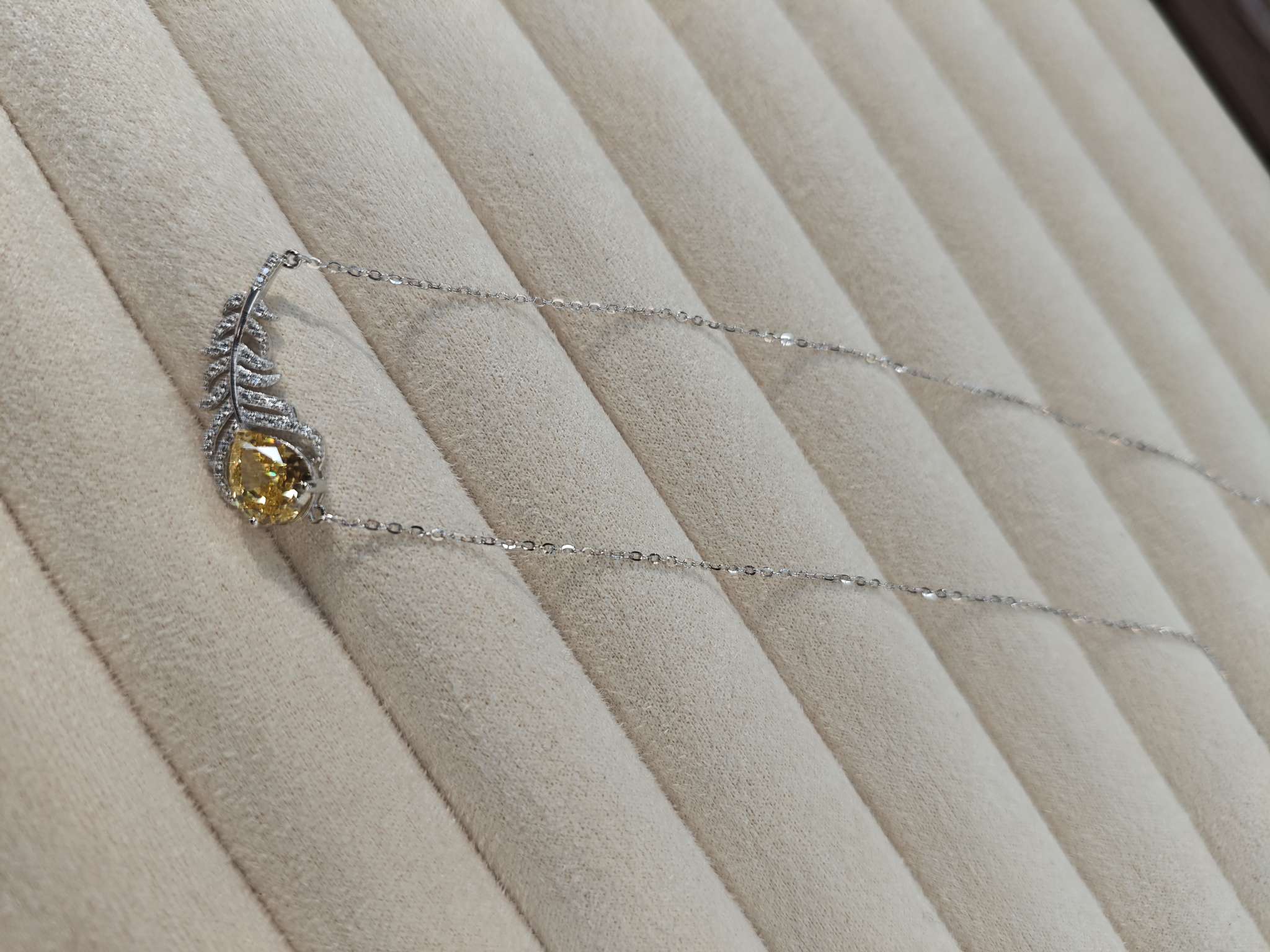 The new silver jewelry necklace is available in two colors, featuring a high-end feather ice flower cut zircon S925 silver necklace detail image 3
