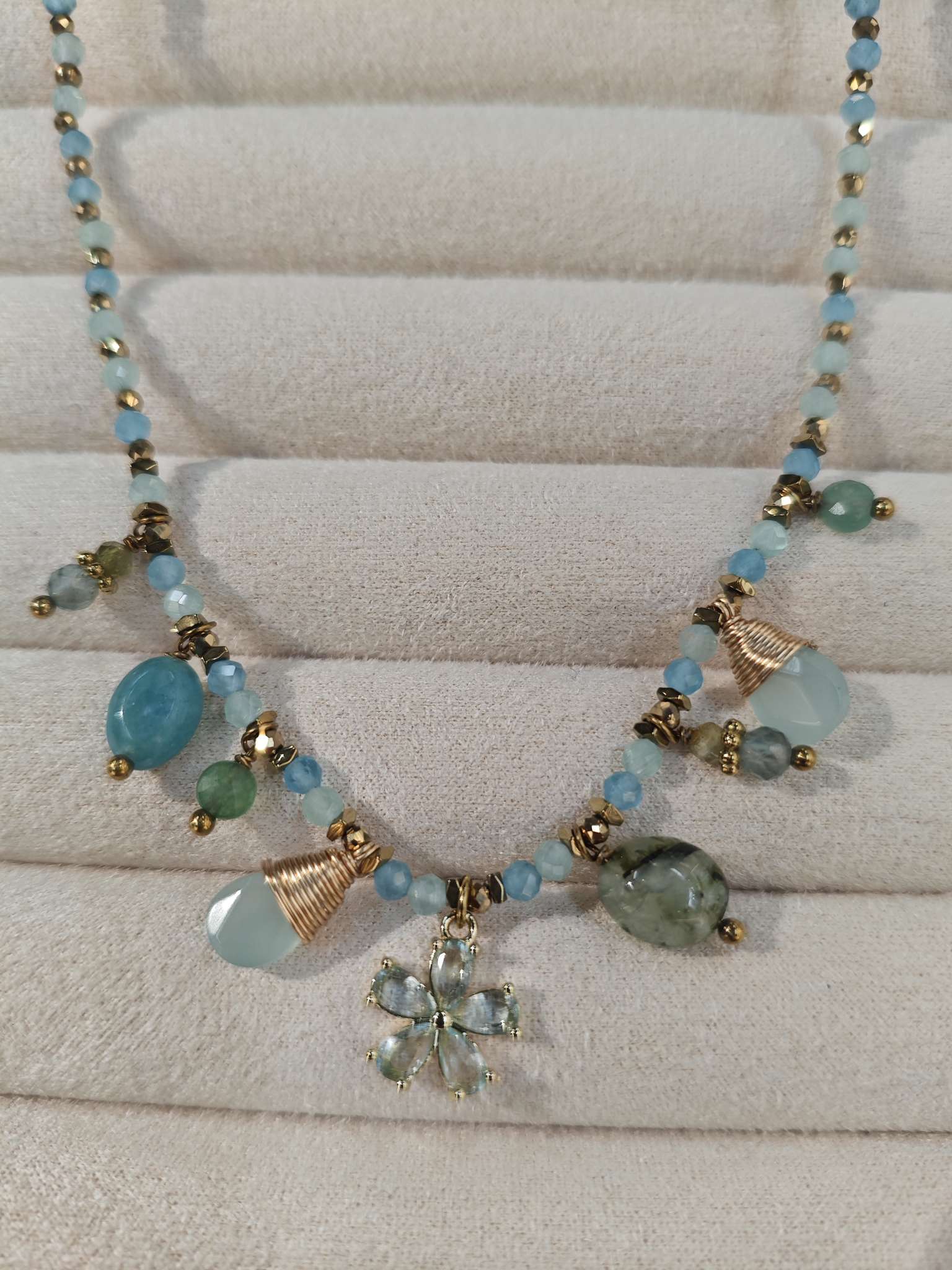New style jewelry necklace, fashionable and stylish blue natural stone crystal flower handcrafted necklace for export detail image 3