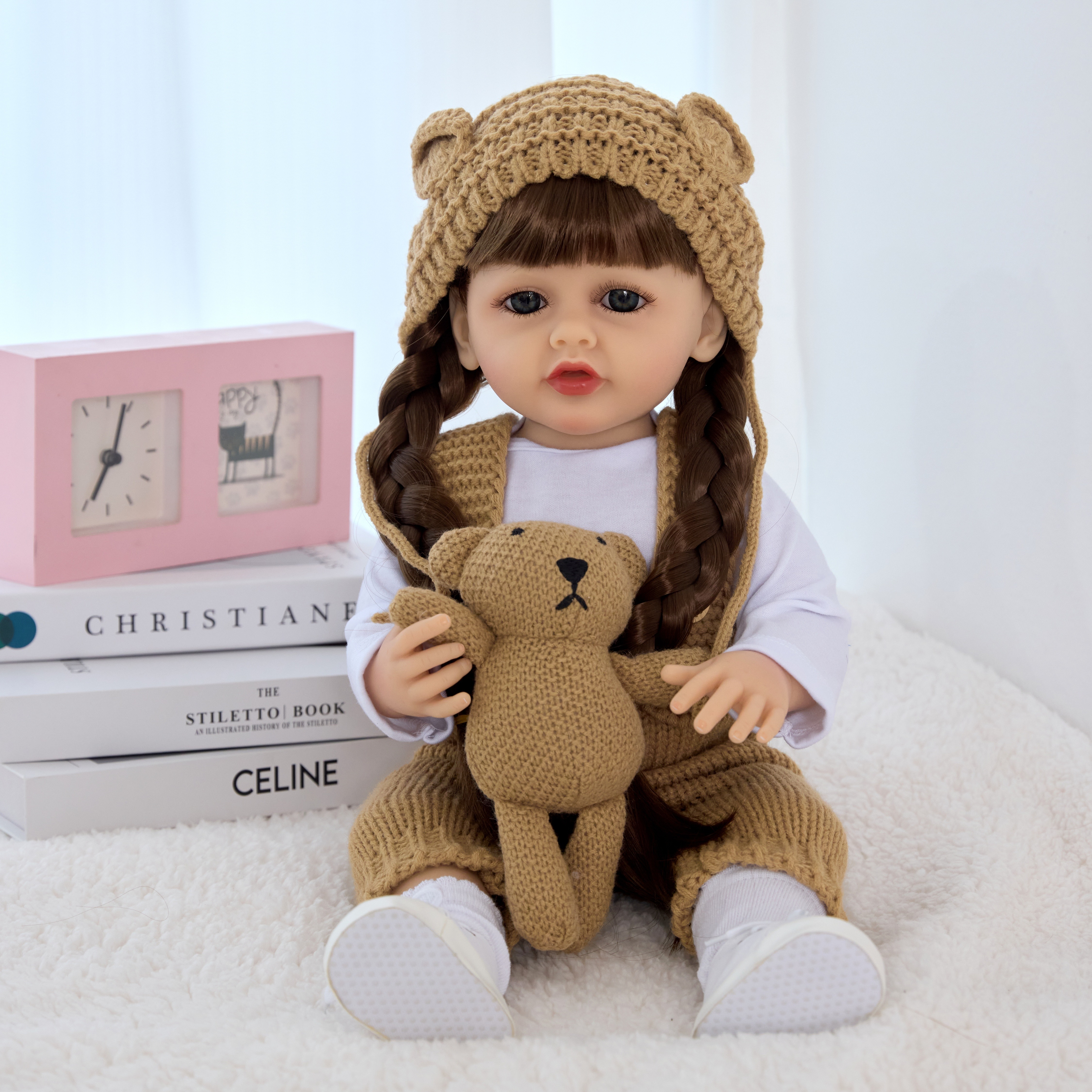 The 55-centimeter long-haired girl doll of the reborn baby, a washable simulation companion toy, is selling well across borders