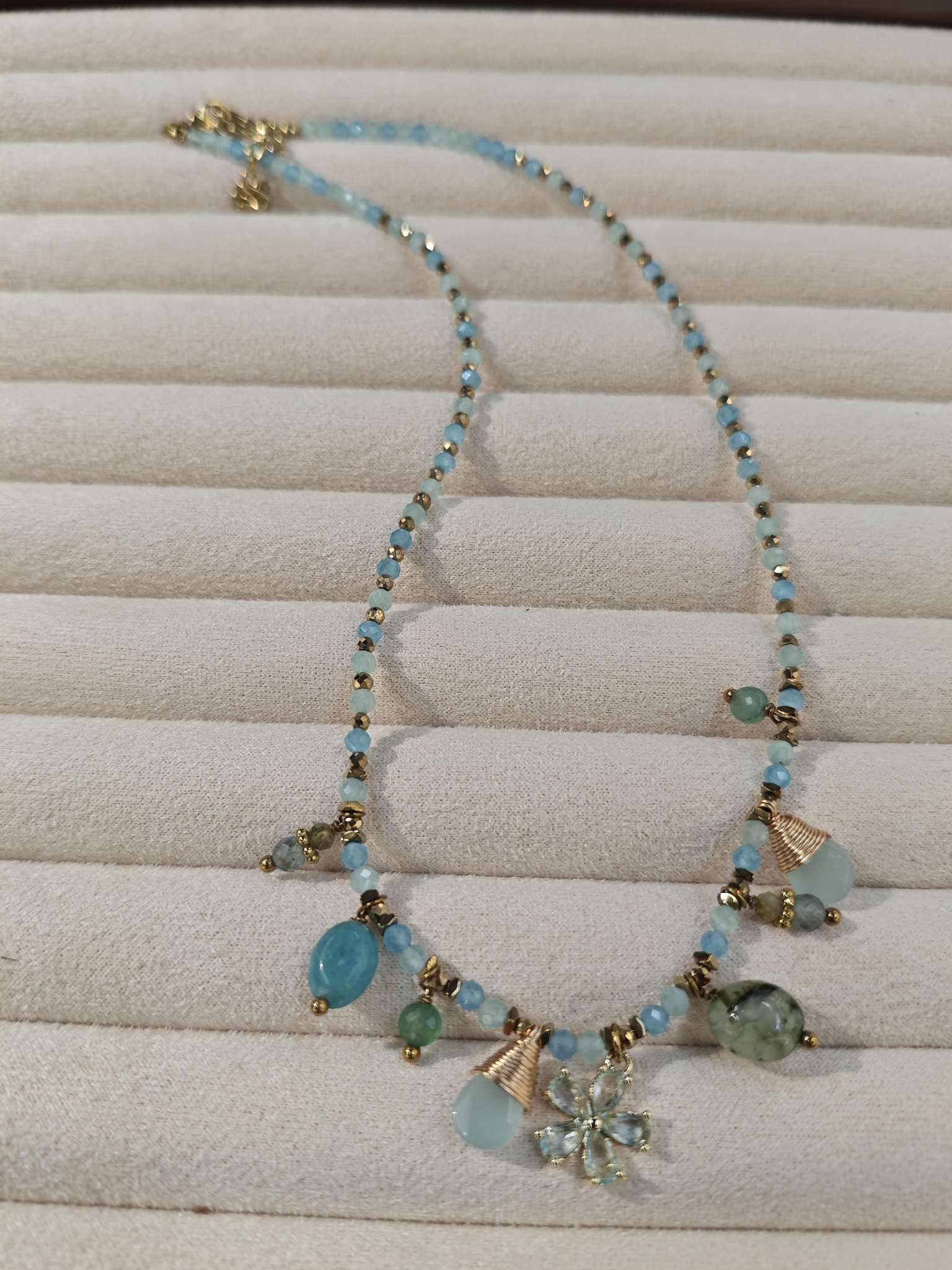 New style jewelry necklace, fashionable and stylish blue natural stone crystal flower handcrafted necklace for export Application Scenario