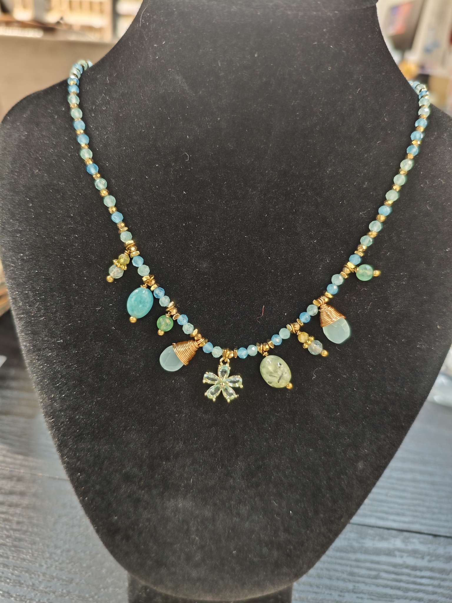 New style jewelry necklace, fashionable and stylish blue natural stone crystal flower handcrafted necklace for export