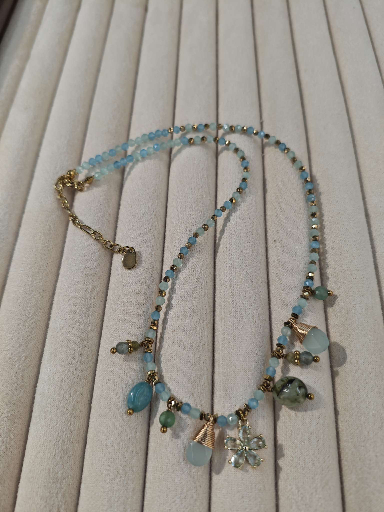 New style jewelry necklace, fashionable and stylish blue natural stone crystal flower handcrafted necklace for export detail image 2