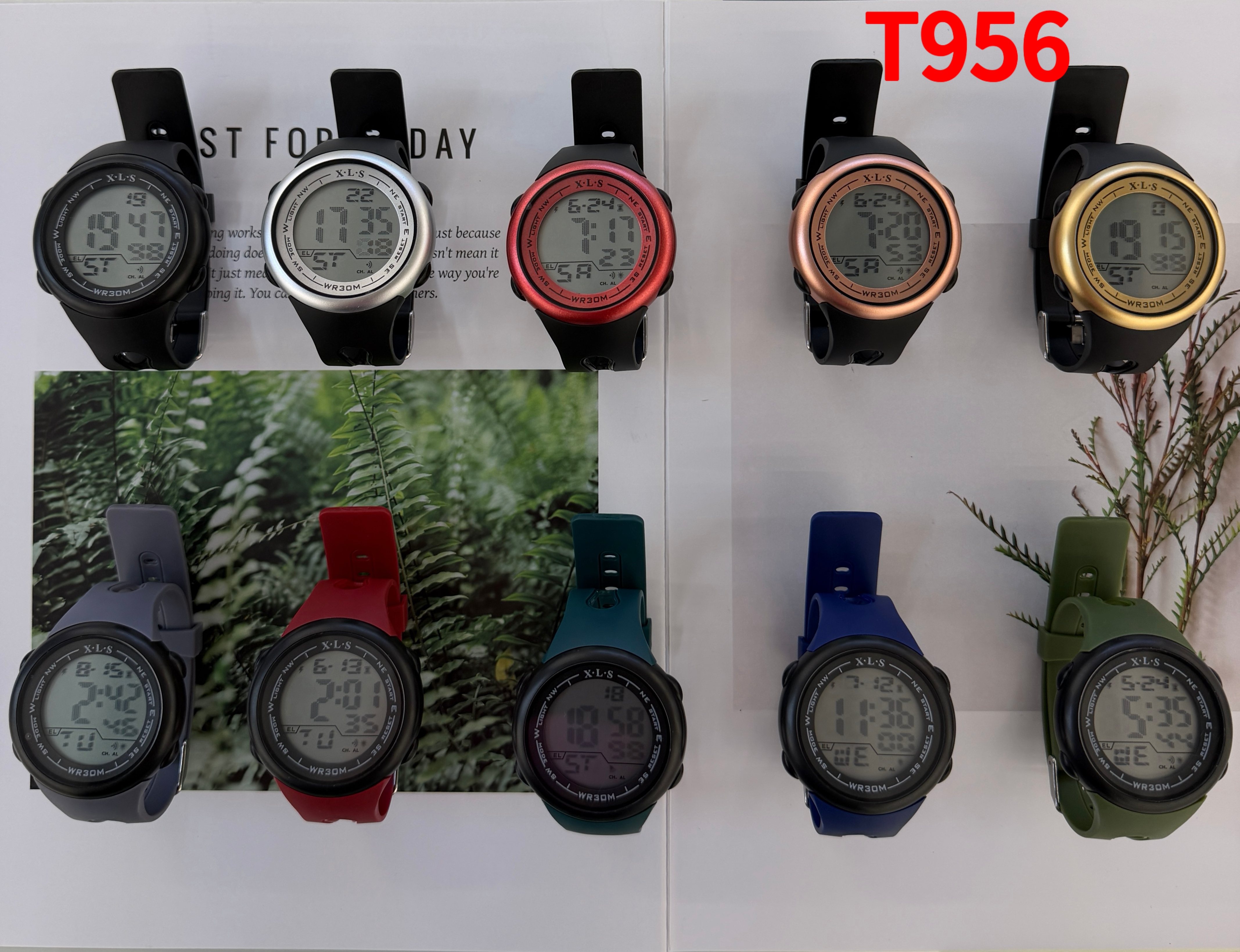 The YITONG basic model electronic watch from YITONG offers high cost performance and durability. It is specially designed for students to wear in class and on a daily basis. The 956 round colored men's and women's deep water-resistant luminous sports electronic watch is a trend