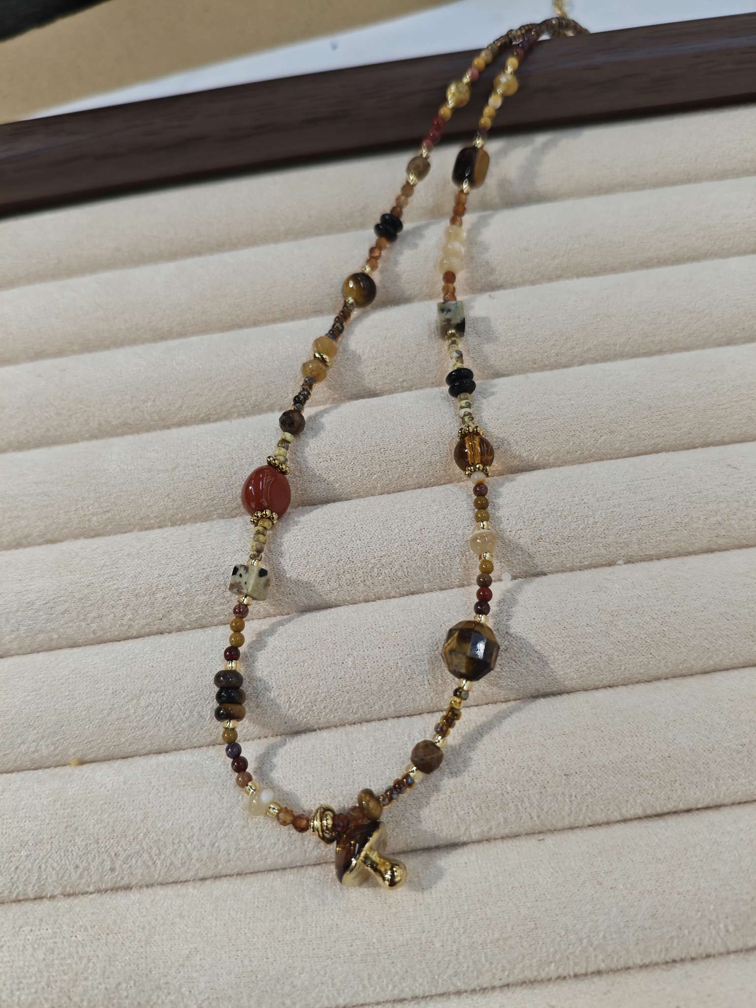 New natural stone necklace, retro beaded golden small mushroom pendant necklace Application Scenario