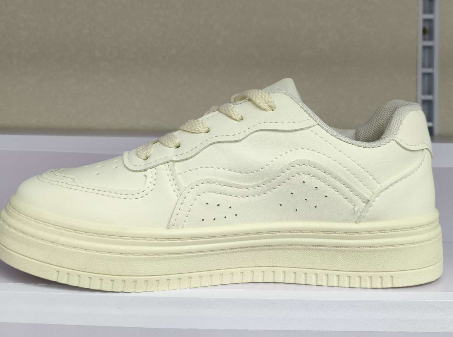 Fashionable, versatile and comfortable thick-soled sneakers for both men and women