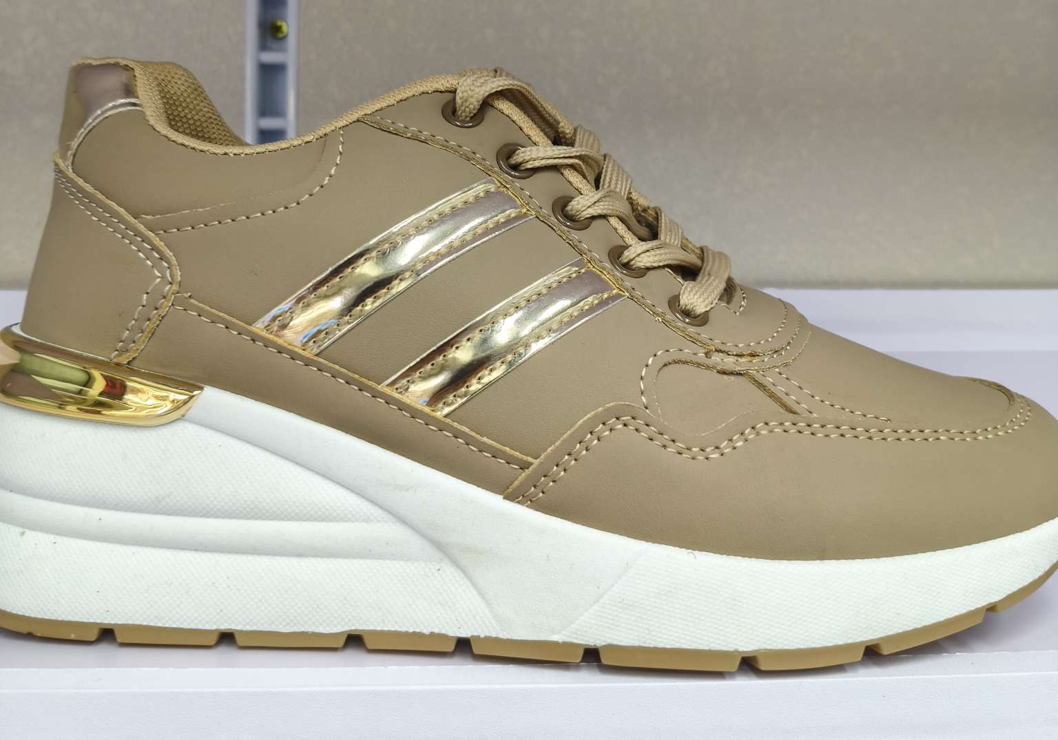 Thick-soled fashionable women's shoes Application Scenario