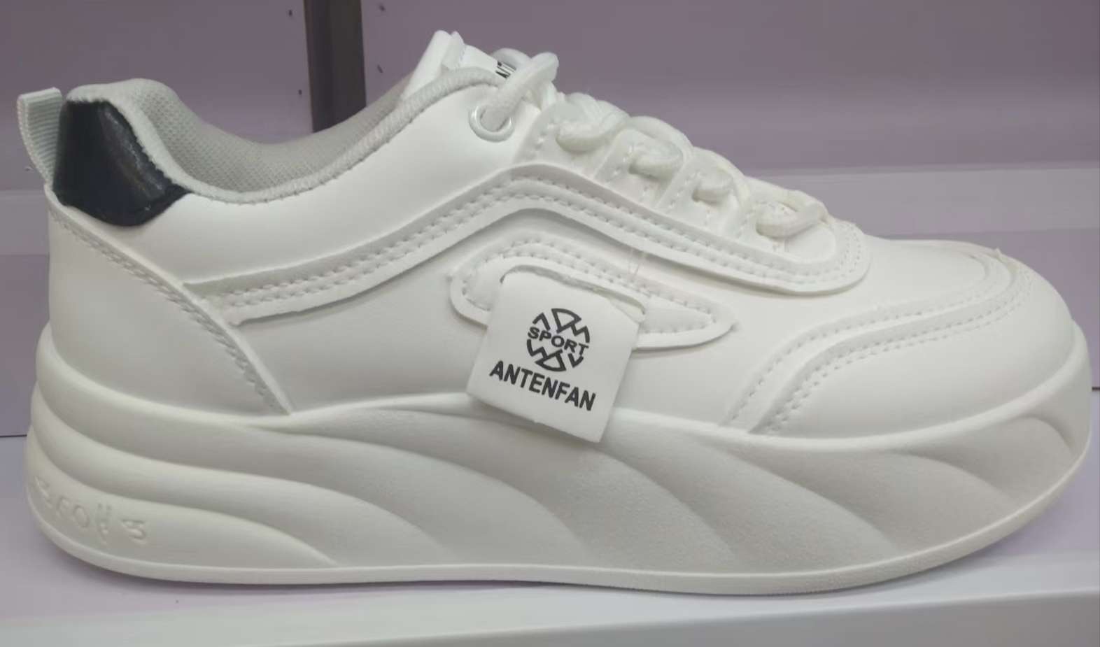 Thick-soled women's sneakers that are easy and not tiring to the feet