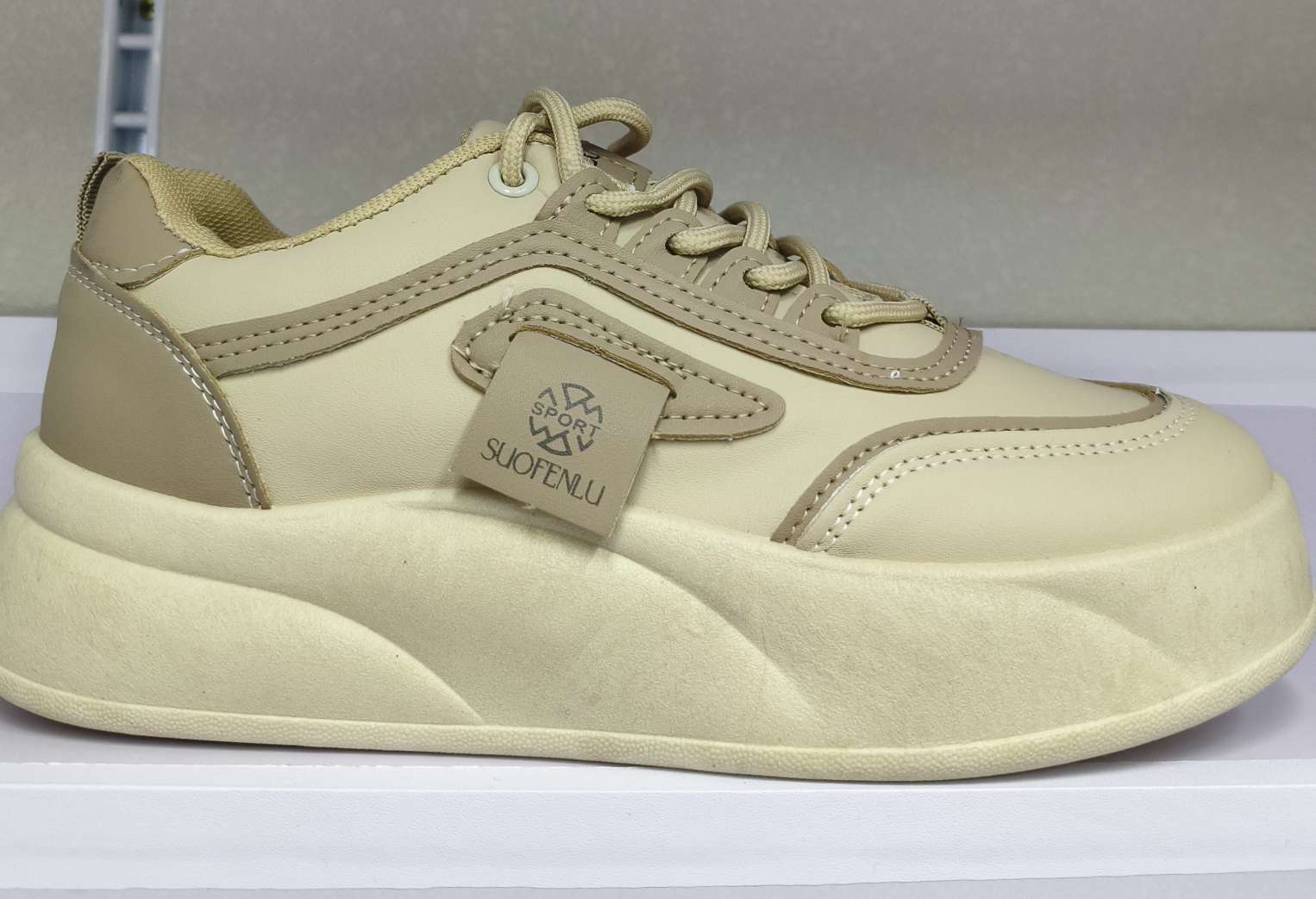 Thick-soled women's sneakers that are easy and not tiring to the feet detail image 2