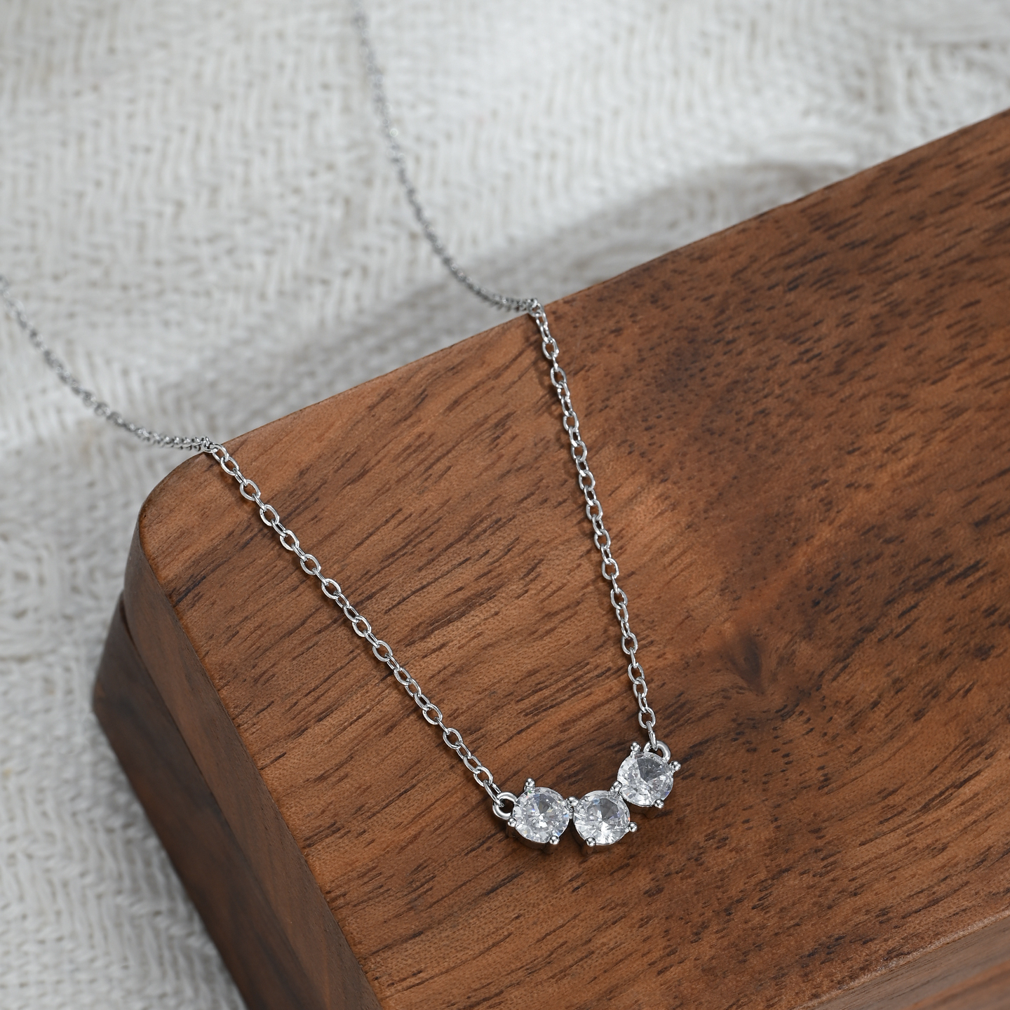 This necklace features a simple and elegant design, exuding a high-end and versatile charm Specification image