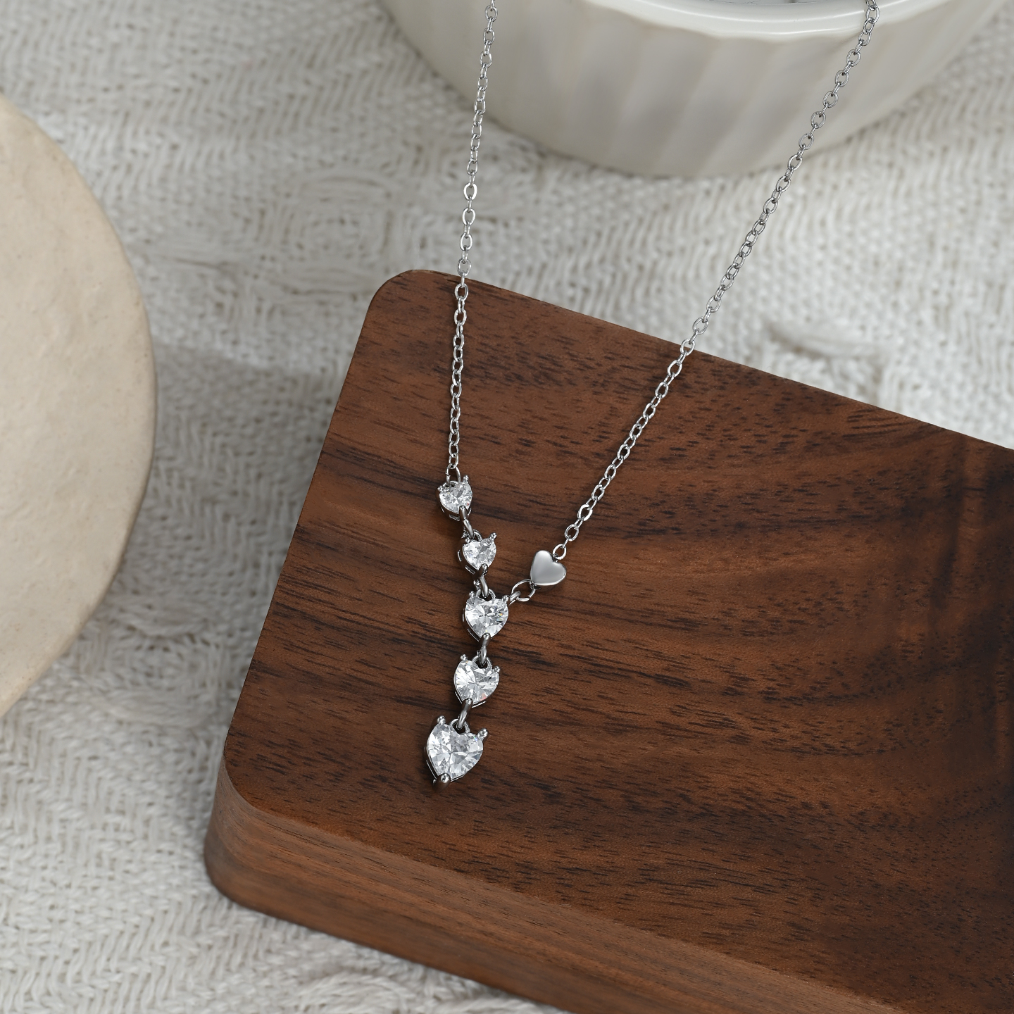 Exquisitely designed forest-themed long sweet heart-shaped necklace, a versatile choice for daily gatherings Item Picture
