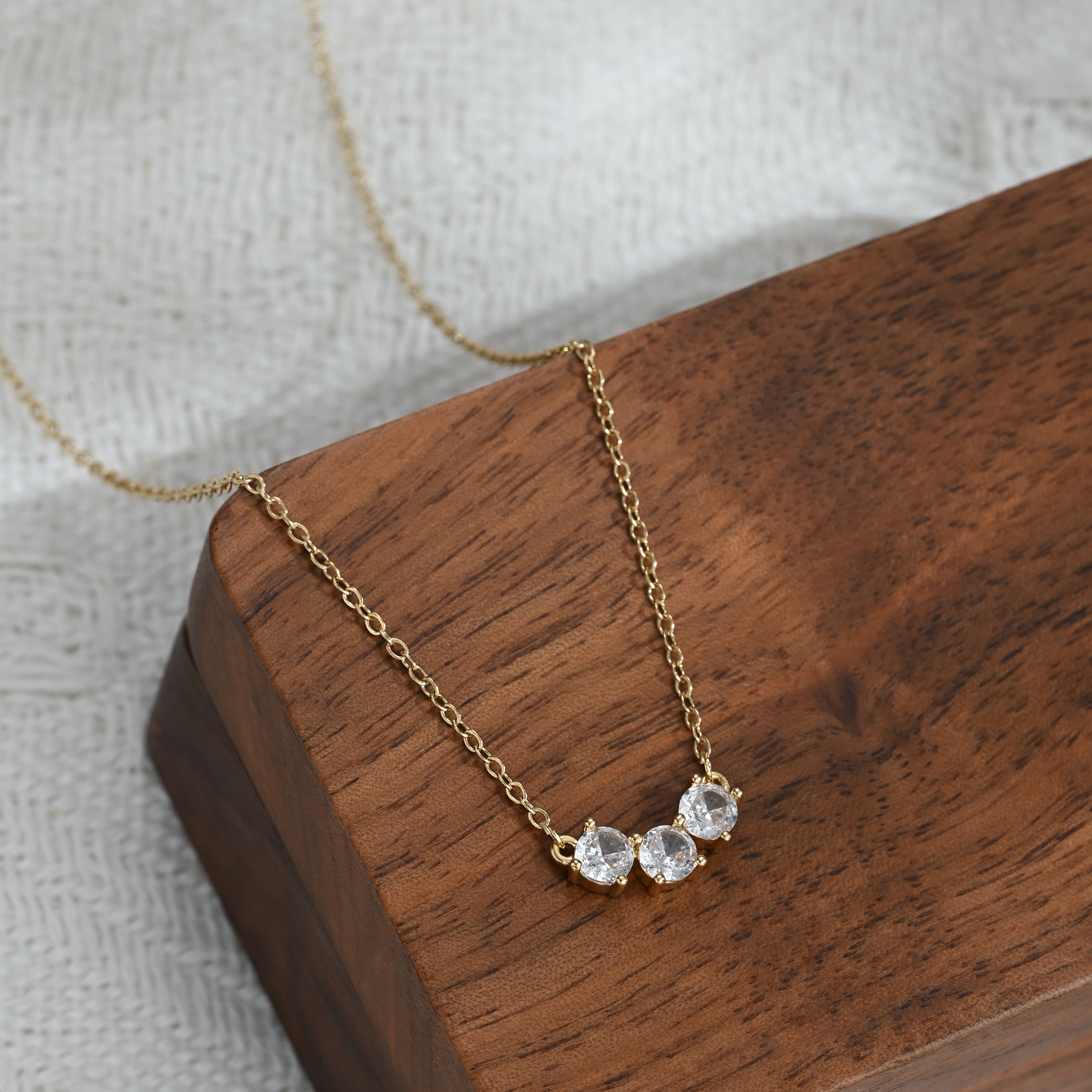 This necklace features a simple and elegant design, exuding a high-end and versatile charm details Picture