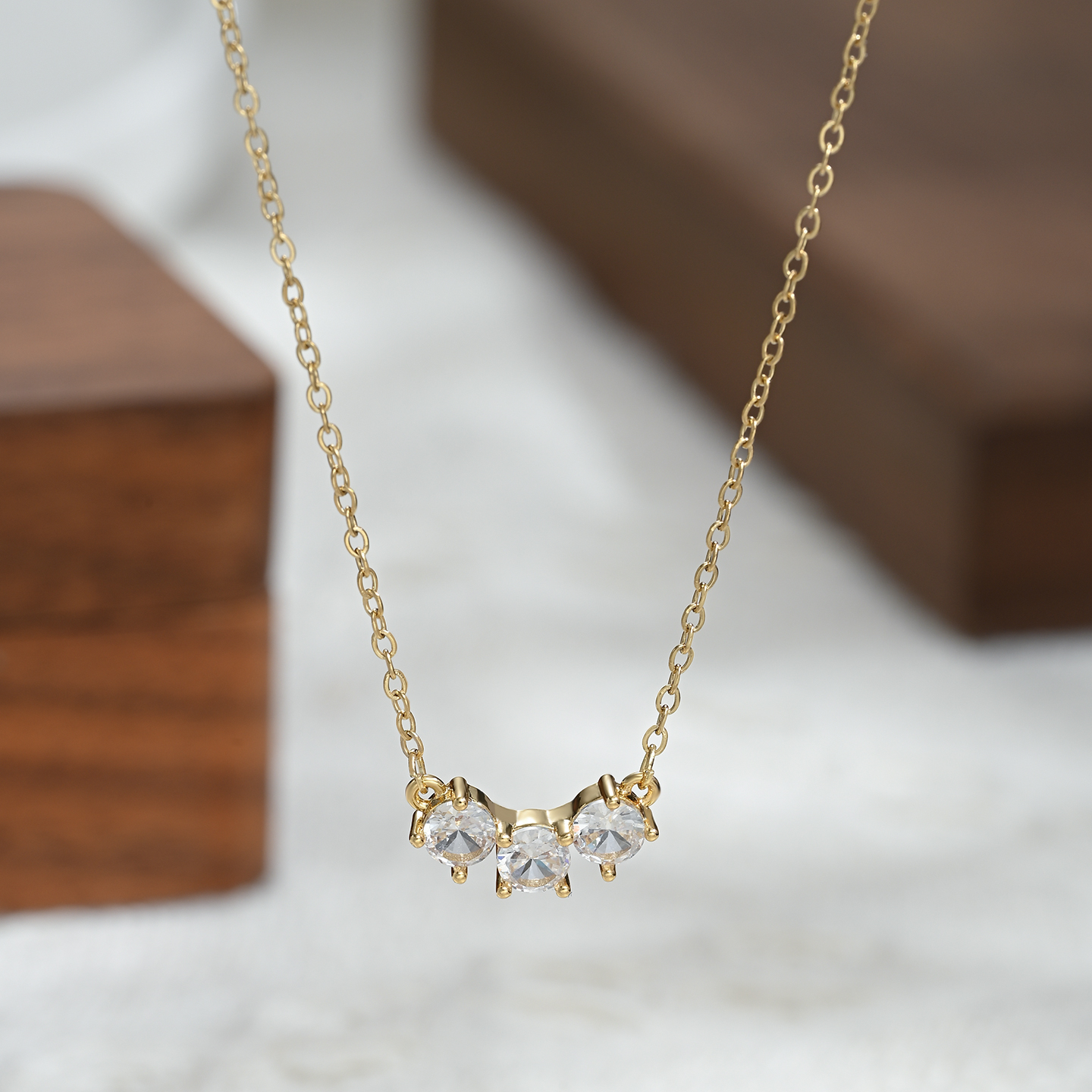 This necklace features a simple and elegant design, exuding a high-end and versatile charm Item Picture