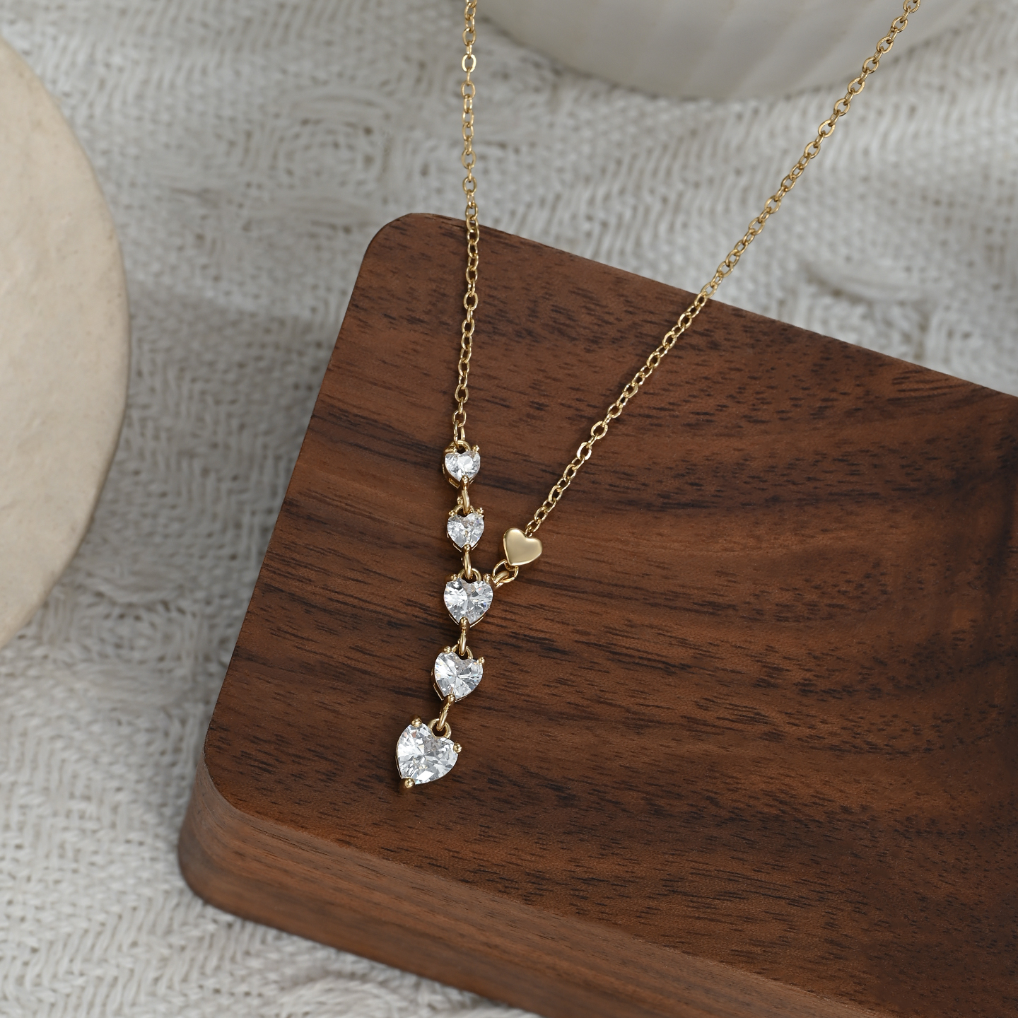 Exquisitely designed forest-themed long sweet heart-shaped necklace, a versatile choice for daily gatherings Application Scenario