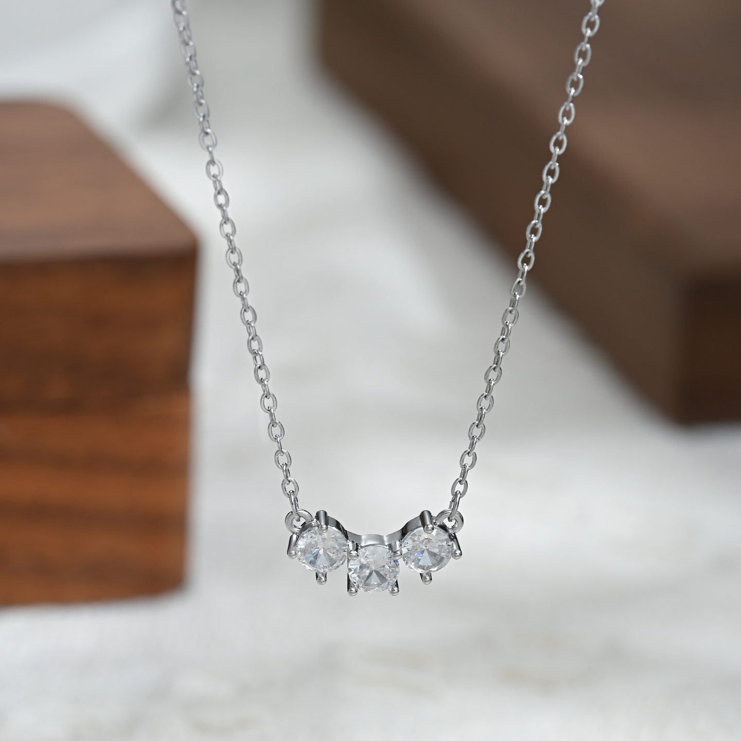 This necklace features a simple and elegant design, exuding a high-end and versatile charm Application Scenario