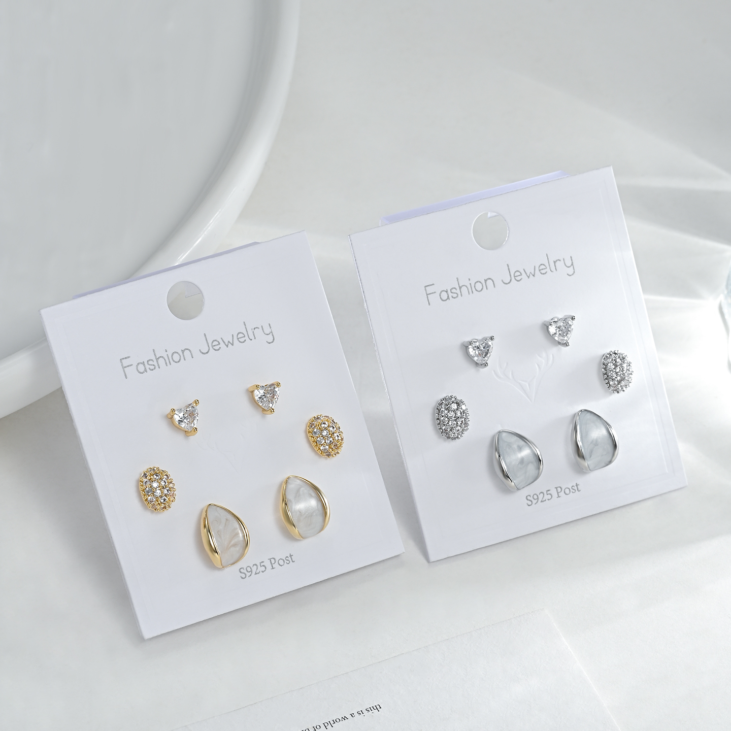 Simple pequeño y elegante una tarjeta tres pares de aretes todos los días versátil pic 1