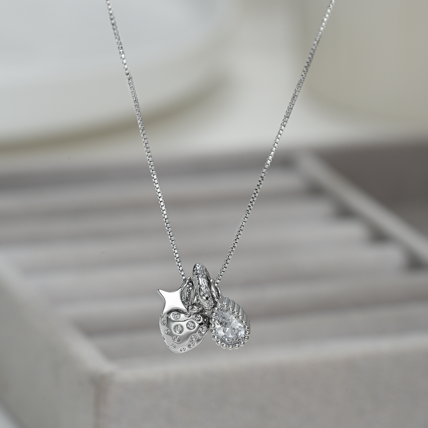 New light luxury, niche and unique strawberry necklace, versatile collarbone chain for women Specification image