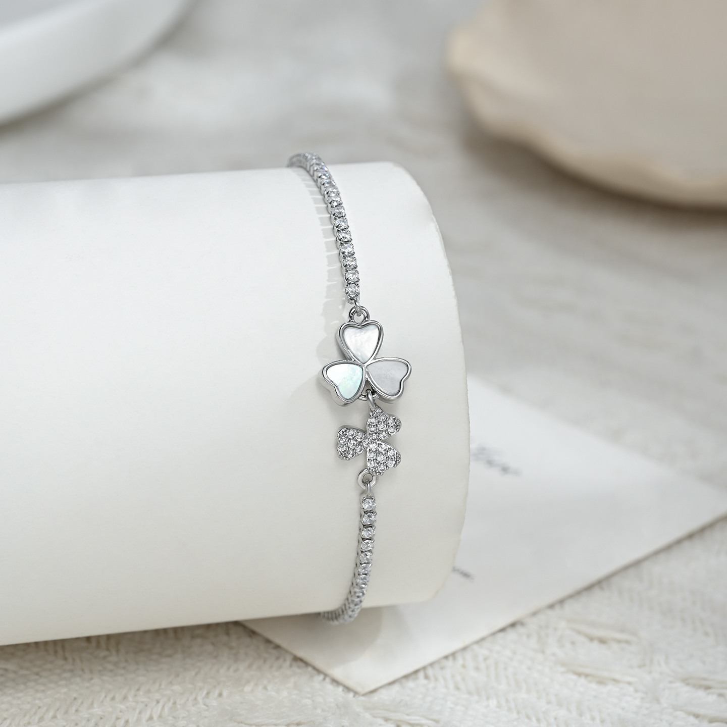 Nuevo exquisito nicho trébol pulsera pull-pull ligero accesorios de lujo para niñas Application Scenario