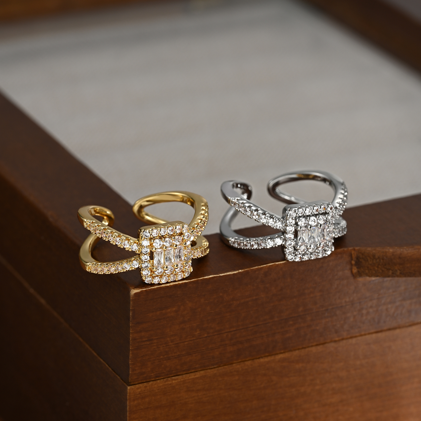 Nueva luz de lujo nicho versátil cerradura apertura mujer anillos