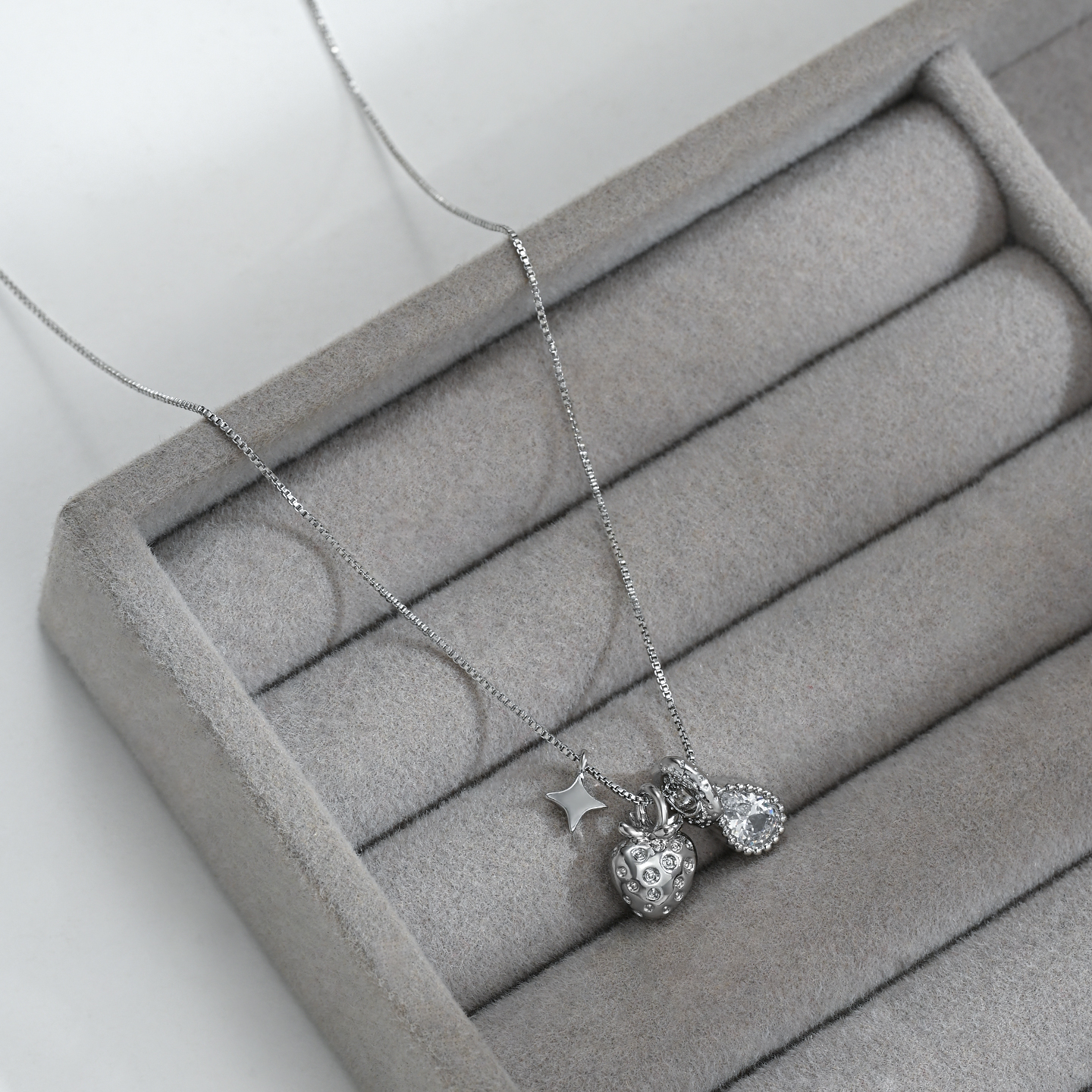New light luxury, niche and unique strawberry necklace, versatile collarbone chain for women Application Scenario