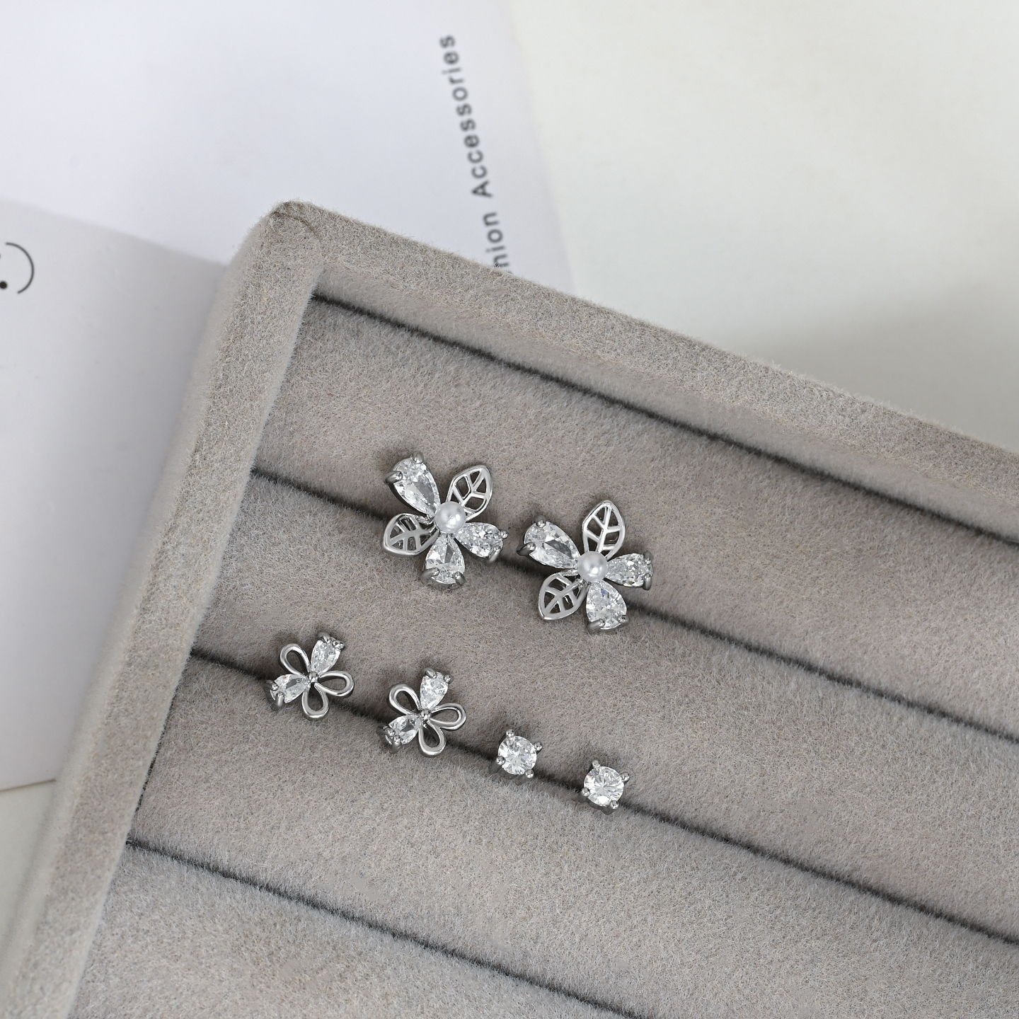 Exquisite and versatile design with three pairs of stud earrings in one clip, fashionable daily commuting earrings Item Picture