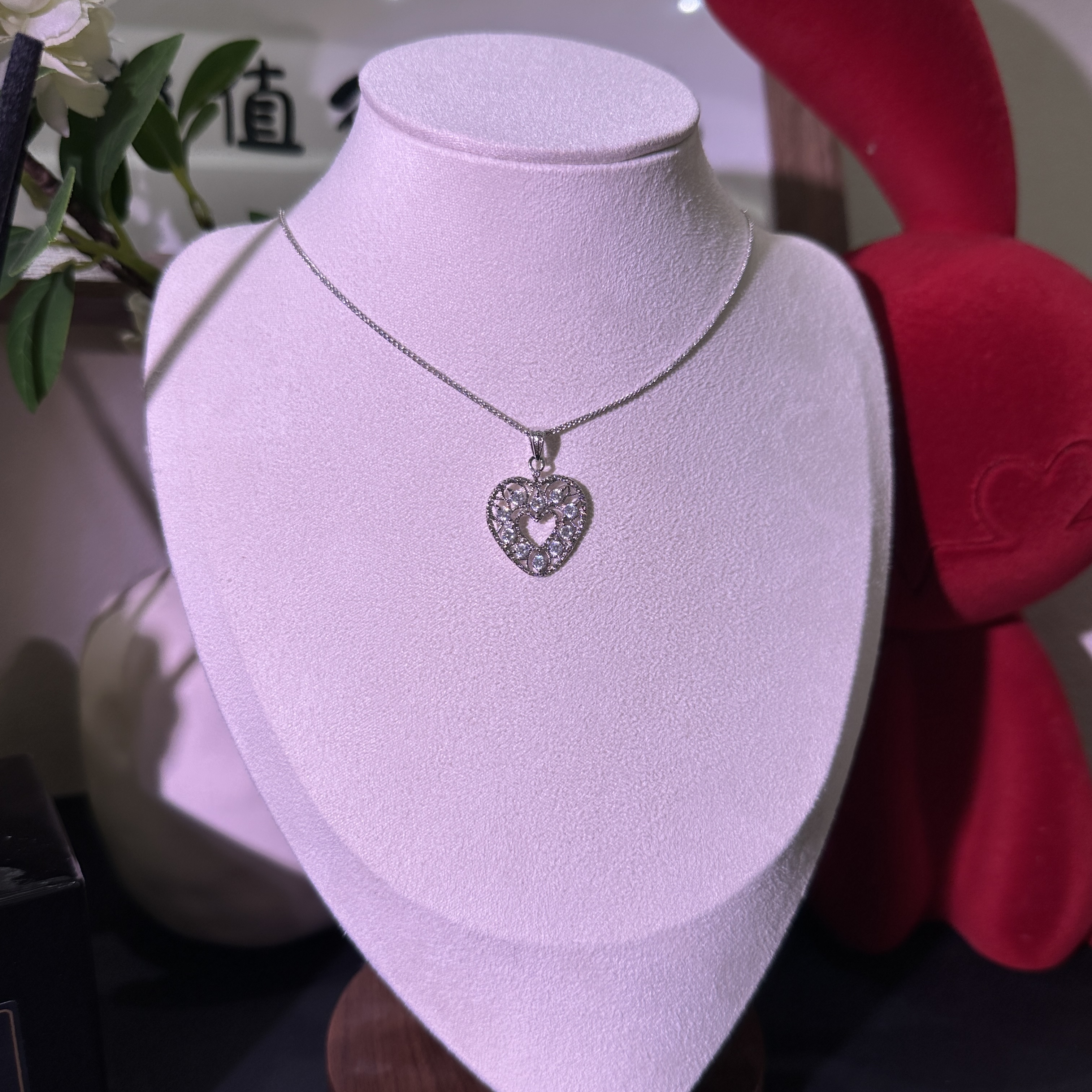 A fashionable and versatile white zirconium necklace plated with 24k gold from Guangdong craftsmanship details Picture