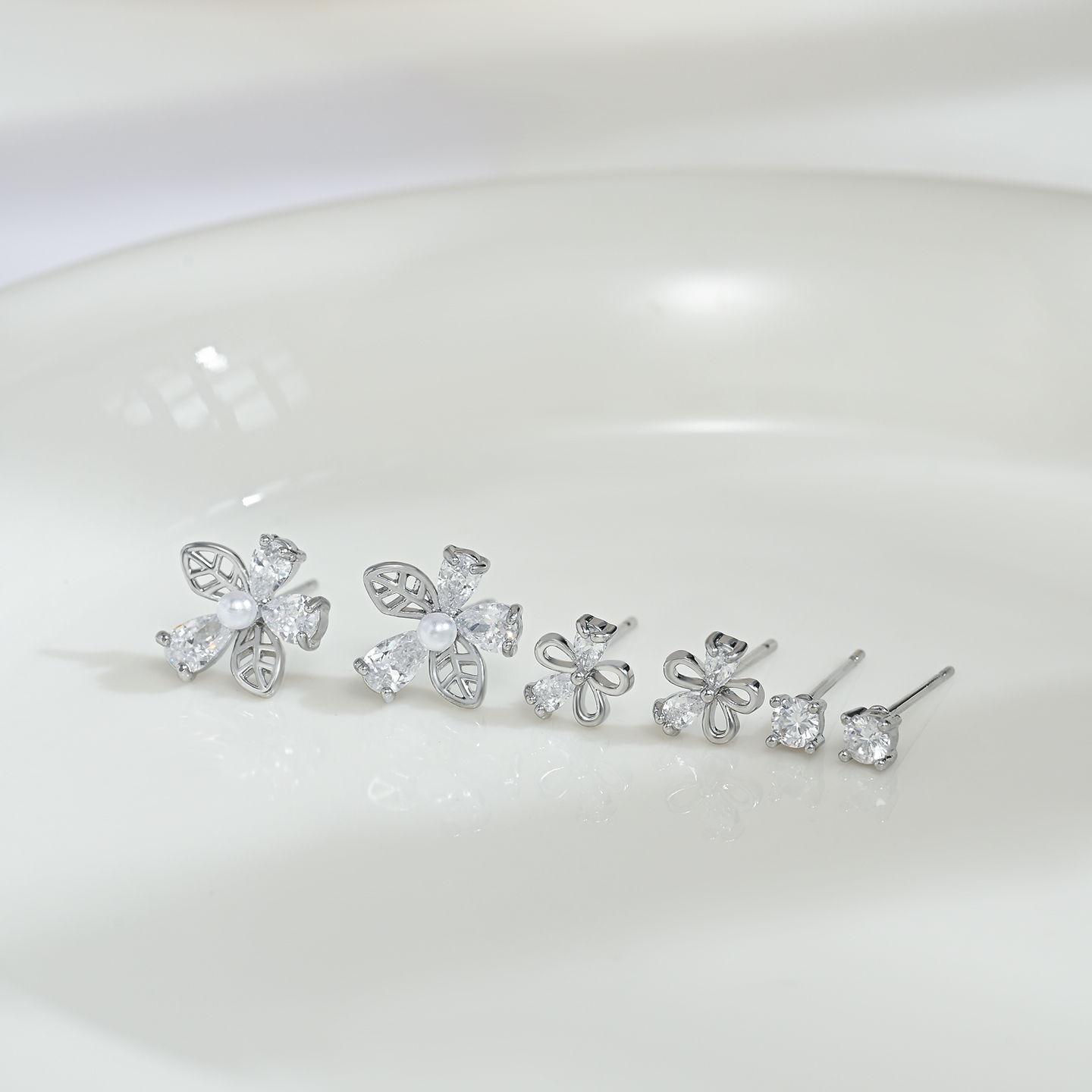 Exquisite and versatile design with three pairs of stud earrings in one clip, fashionable daily commuting earrings Specification image