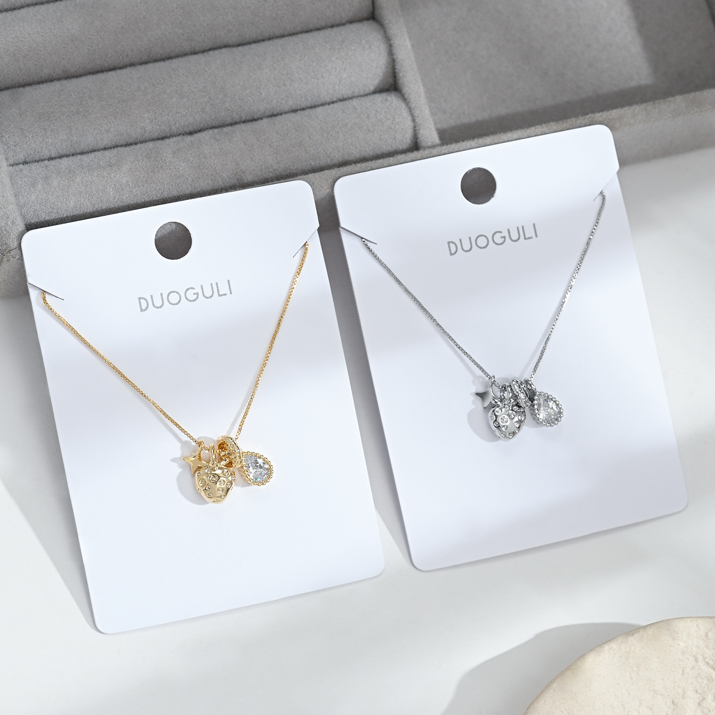 New light luxury, niche and unique strawberry necklace, versatile collarbone chain for women