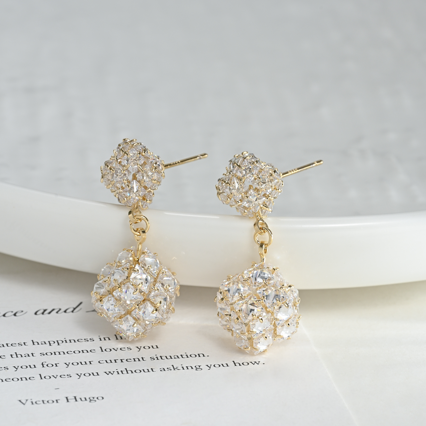 Exquisite, fashionable, niche design sense, versatile and elegant stud earrings for women, high-end earrings details Picture