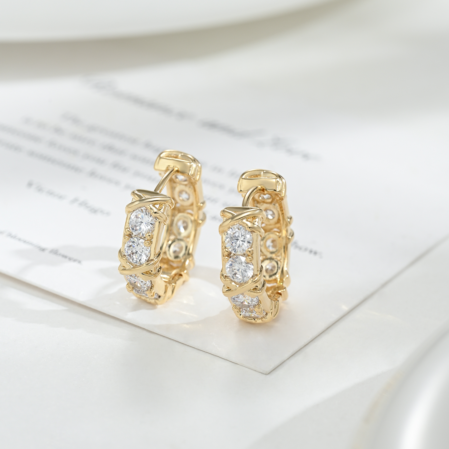 Circle earrings and ear buckles, simple design for women, versatile and fashionable daily wear, trendy earrings Application Scenario