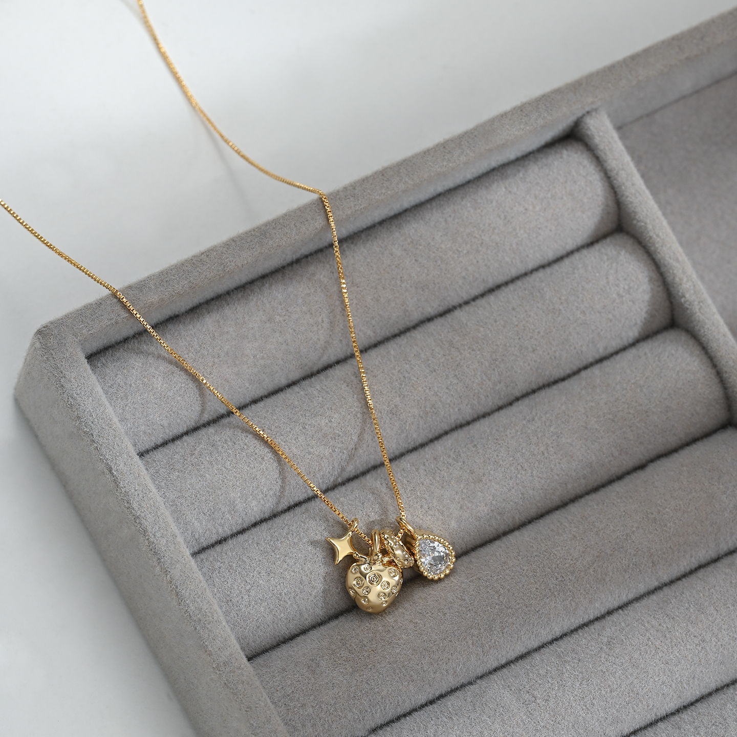 New light luxury, niche and unique strawberry necklace, versatile collarbone chain for women Item Picture