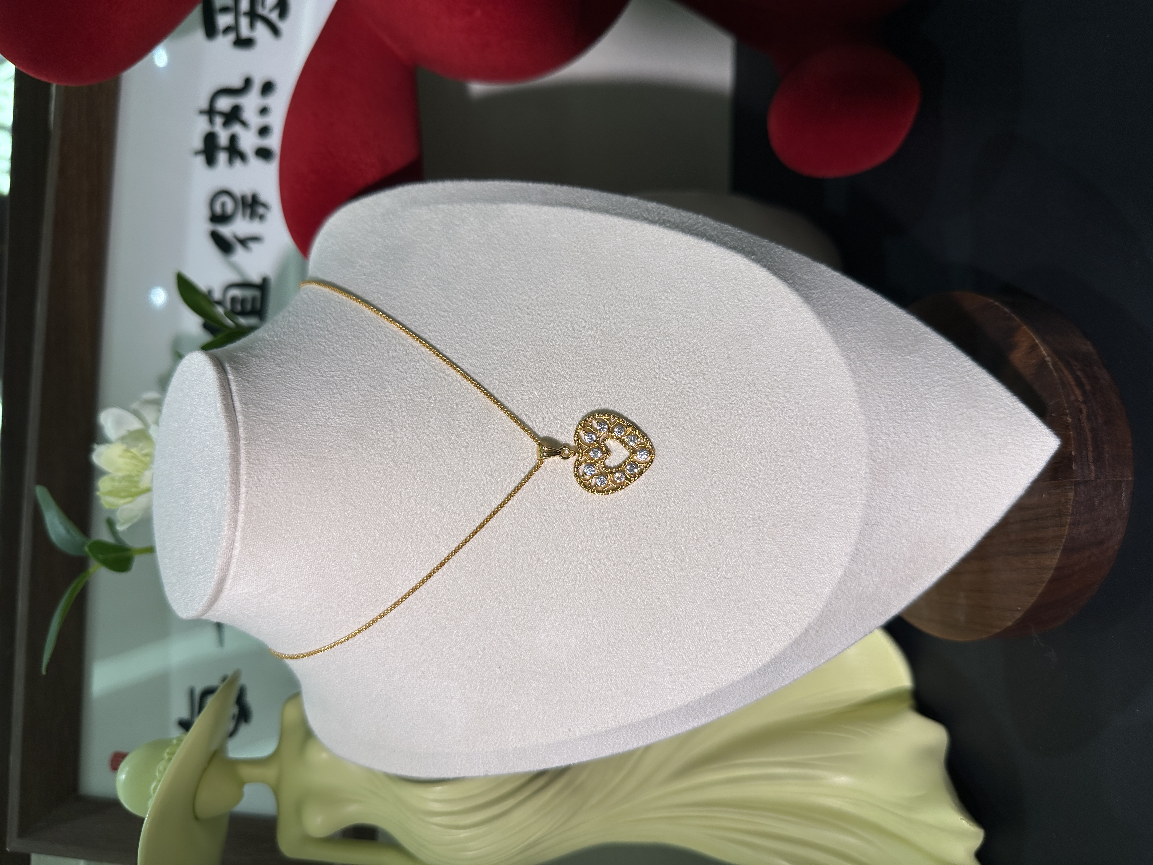 A fashionable and versatile white zirconium necklace plated with 24k gold from Guangdong craftsmanship Application Scenario