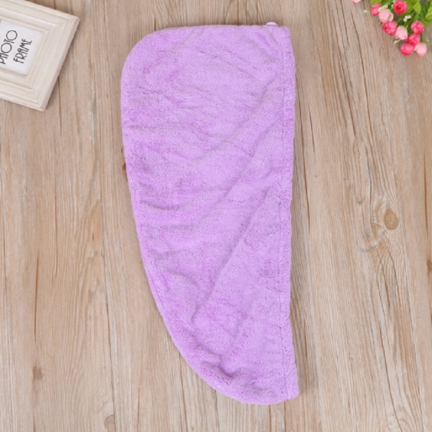 ويباع الصانع مبالغ جديدة من العمامة ذات قشرة مرجان كثيفة، ويمسح شعره بمنشفة Item Picture