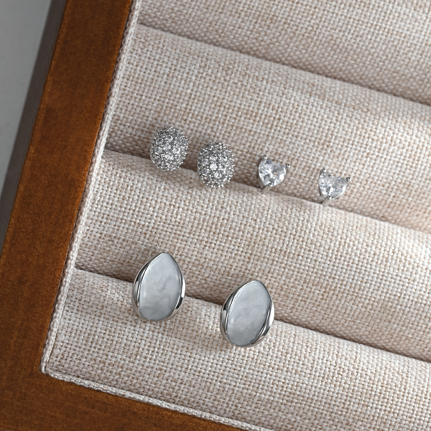 Simple, compact and fashionable, three pairs of stud earrings in one card, versatile for daily use Specification image