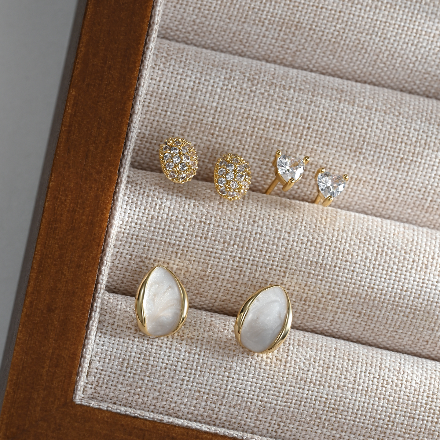 Simple pequeño y elegante una tarjeta tres pares de aretes todos los días versátil pic 3