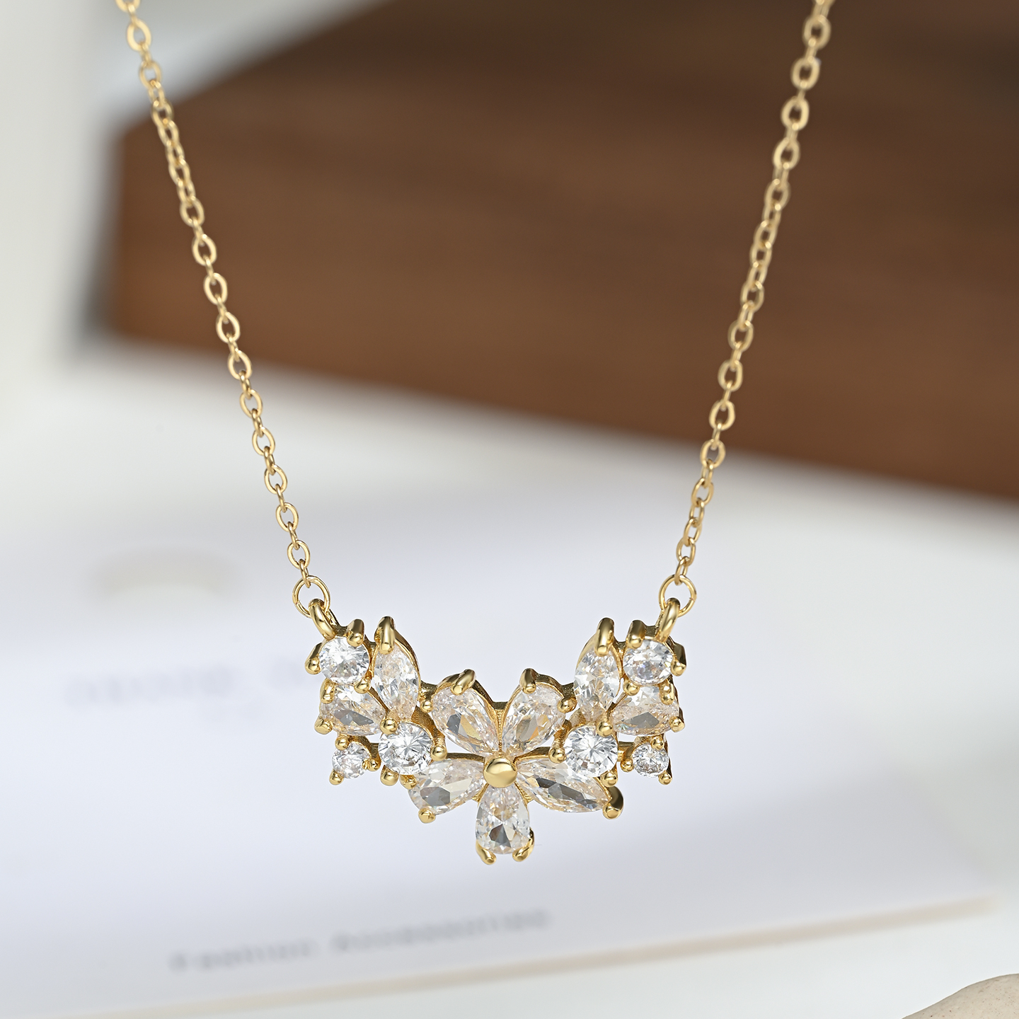 وهناك العديد من الأزهار الجميلة في النوع الجديد من الزهور Item Picture