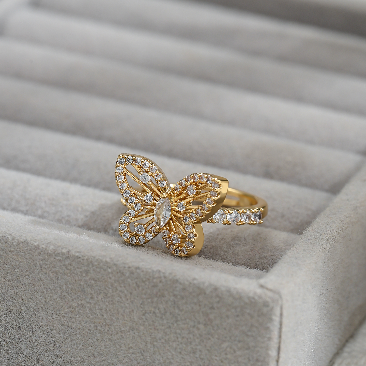 Exquisita moda mariposa anillo temperamento clásico luz anillo de lujo diario Application Scenario