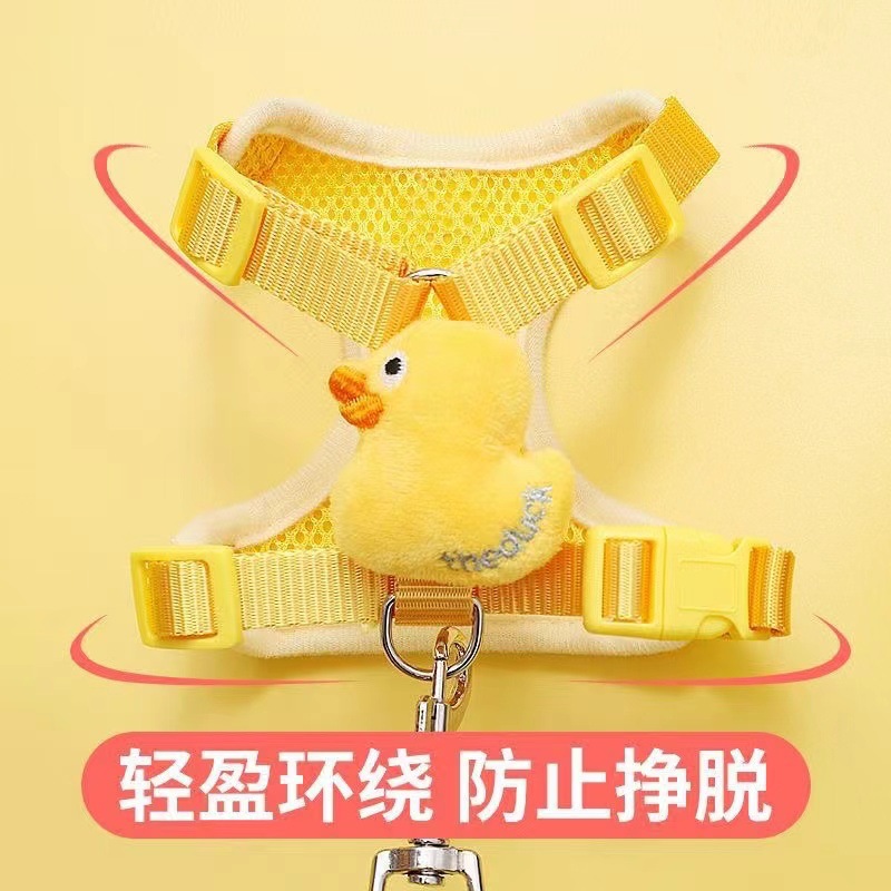The cat leash has a high appearance level and is specially designed to prevent the cat from breaking free and going out. The small yellow duck leash vest can be adjusted for walking the cat Application Scenario