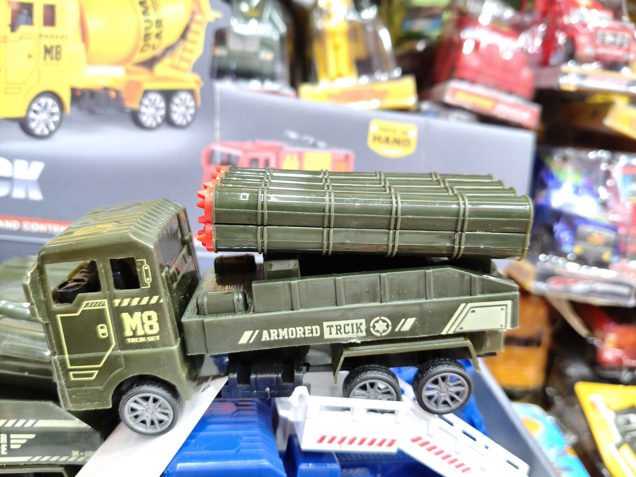 玩具，塑料工程车，军车，4款混装，乐高积木玩具益智科教类积木玩具。开窗盒装，款式混，颜色混。