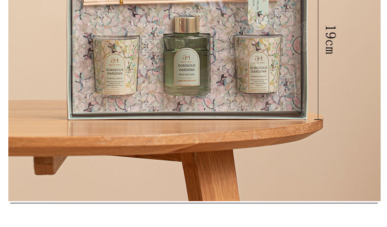Exquisite gift box of Gardenia and lavender scented candles pic 4